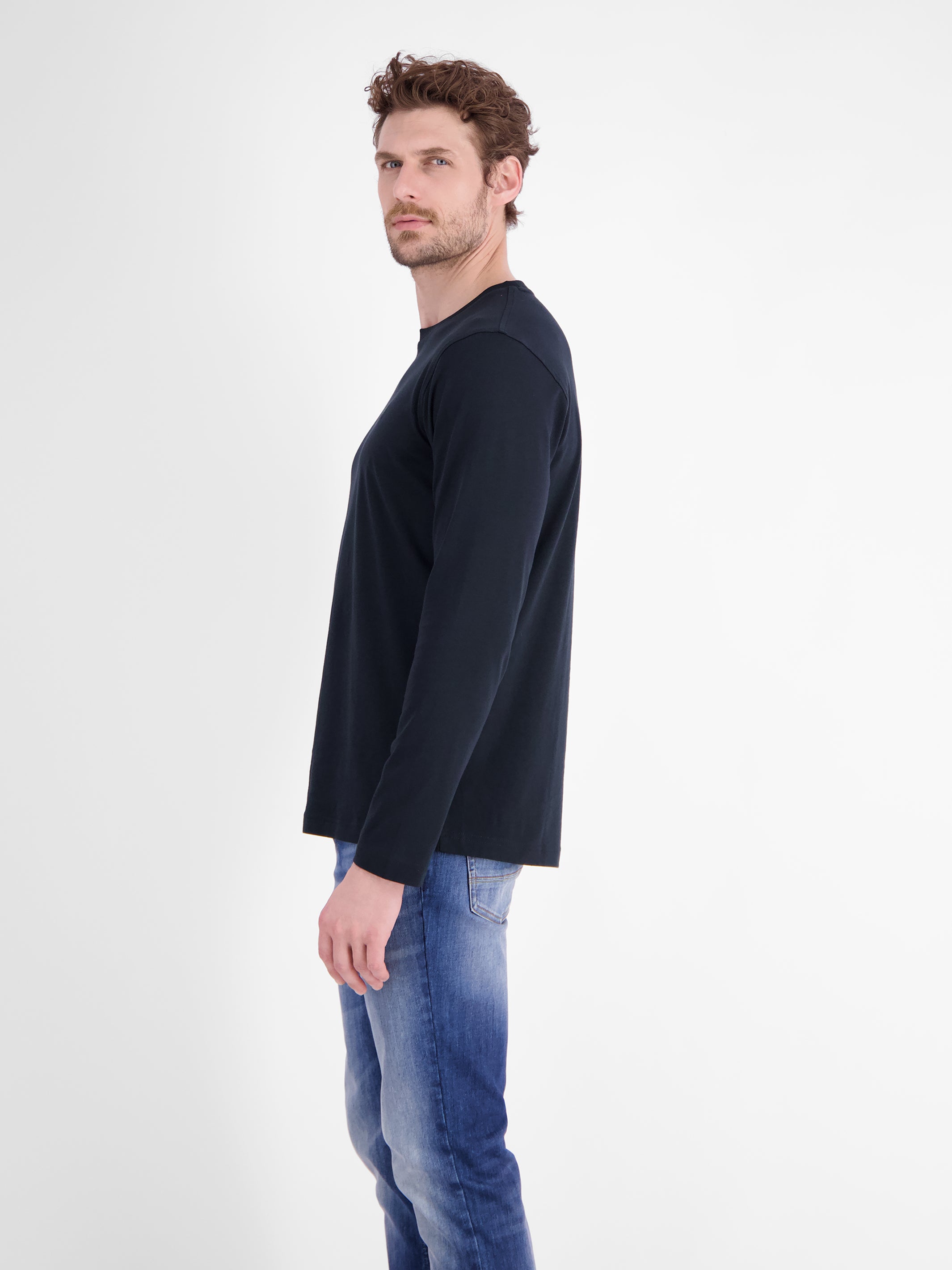 Lightweight cotton long-sleeve shirt with comfortable crew neck