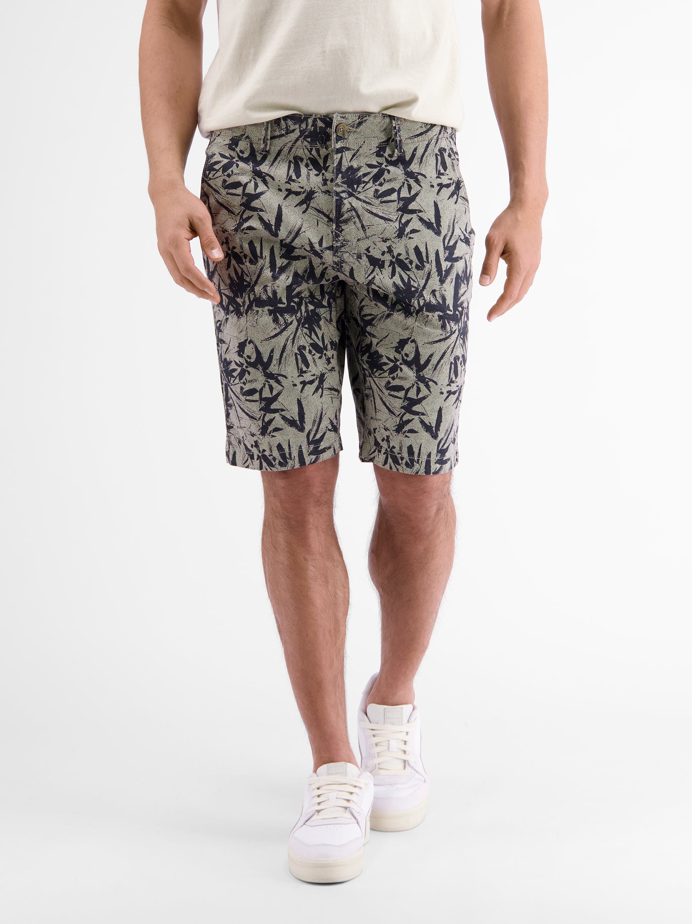 Chino Bermuda shorts with a floral print