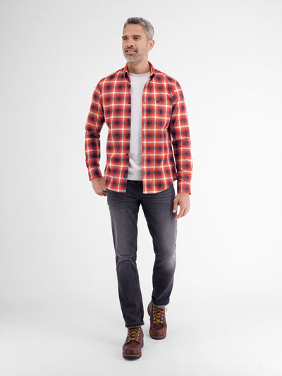 Long-sleeved shirt with a checkered herringbone structure