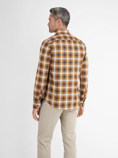 Long-sleeved shirt with a checkered herringbone structure