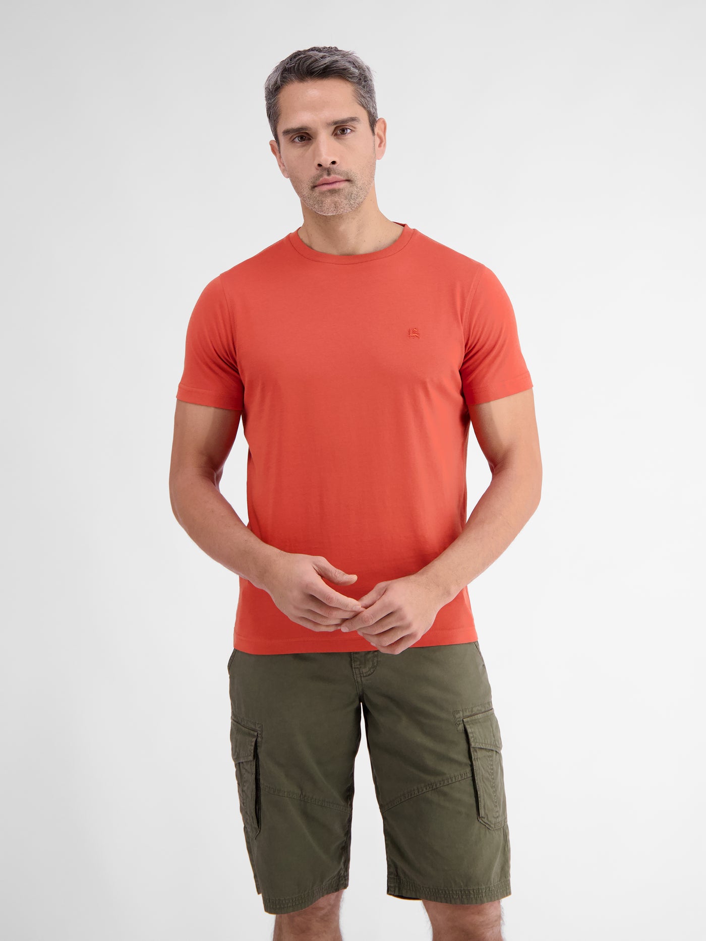 Plain-colored basic T-shirt with logo stitch