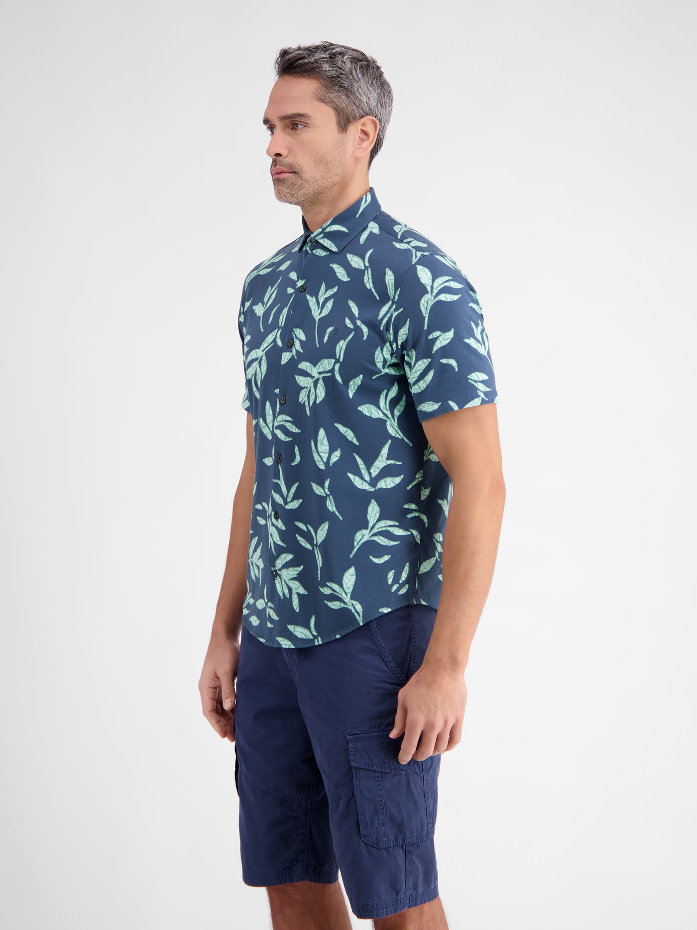 Short sleeve shirt with a floral print
