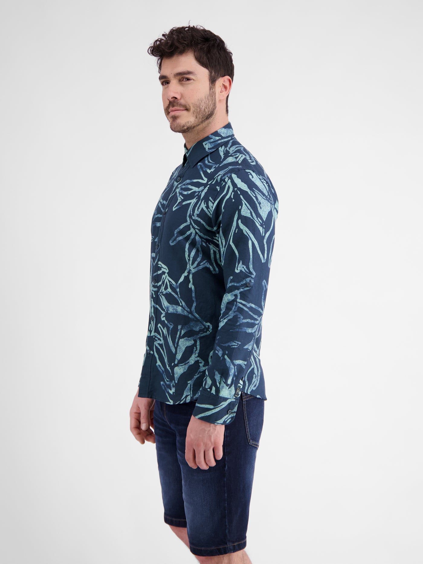 Summery, light long-sleeved shirt with a floral print
