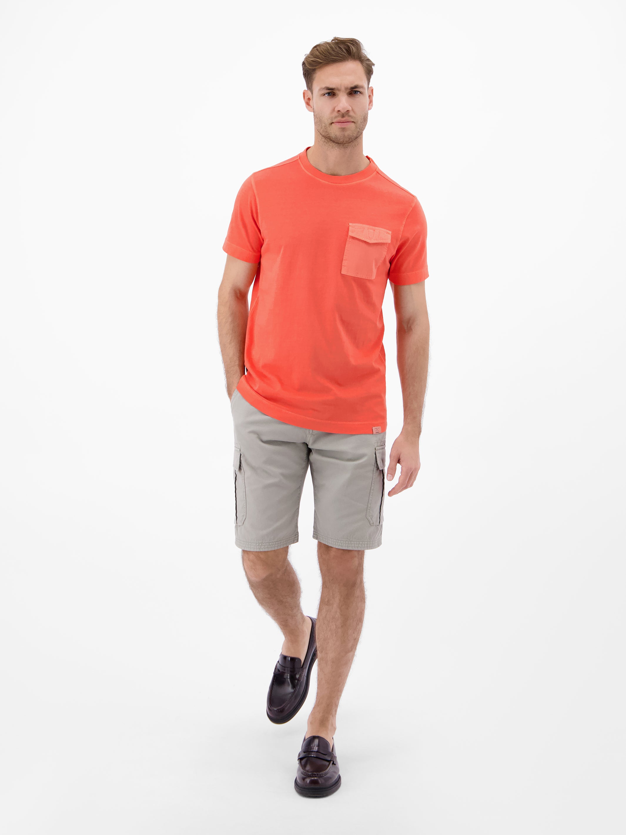 T-Shirt mit O-Neck und Brusttasche - T-Shirt Rundhals