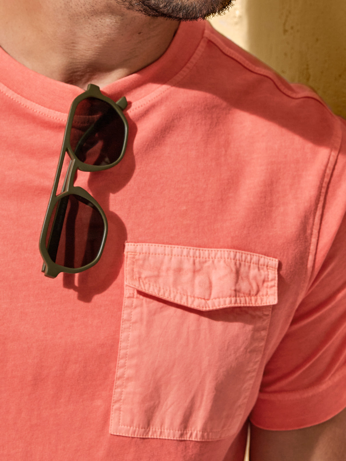 T-Shirt mit O-Neck und Brusttasche - T-Shirt Rundhals