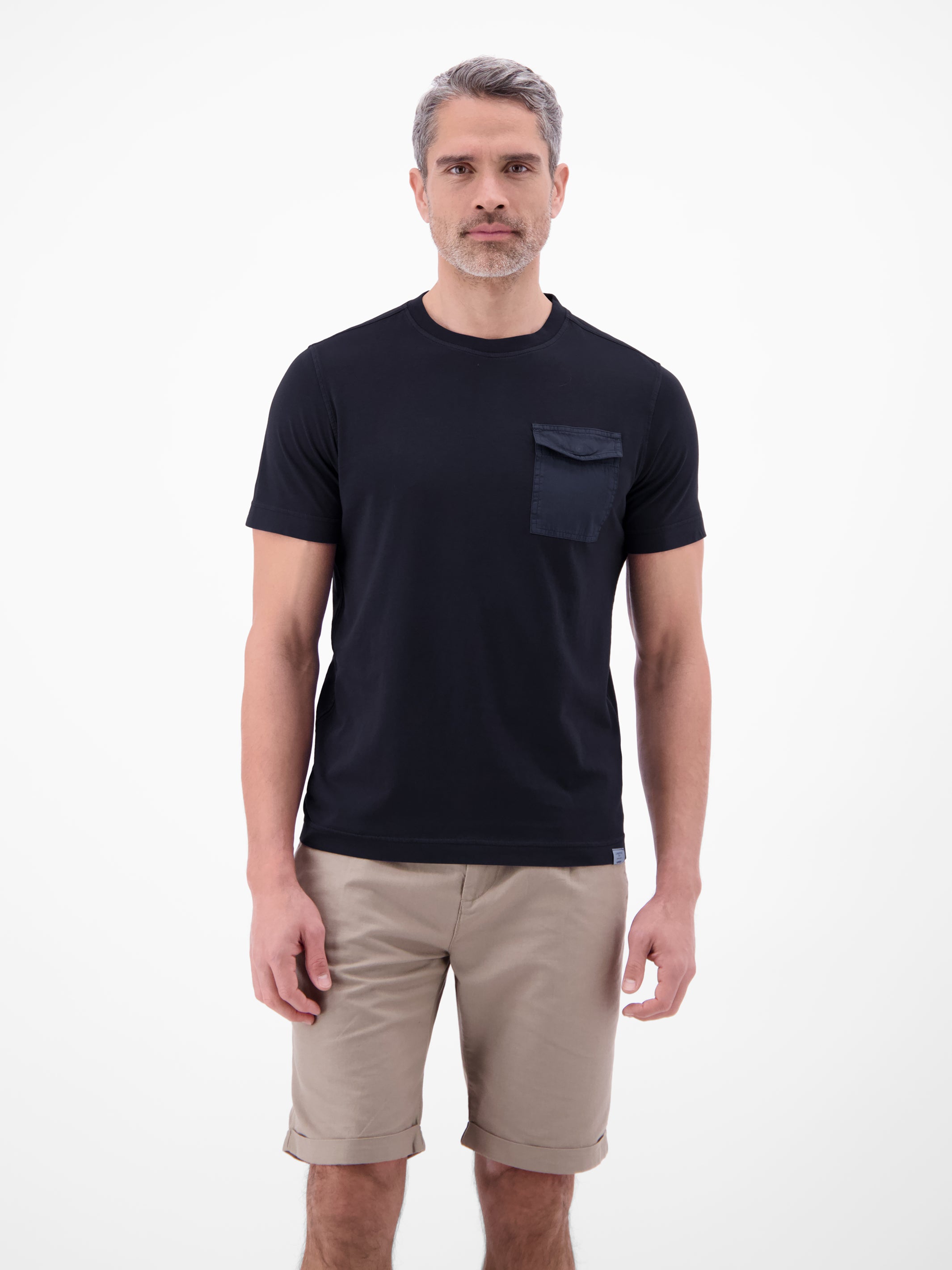 T-Shirt mit O-Neck und Brusttasche - T-Shirt Rundhals