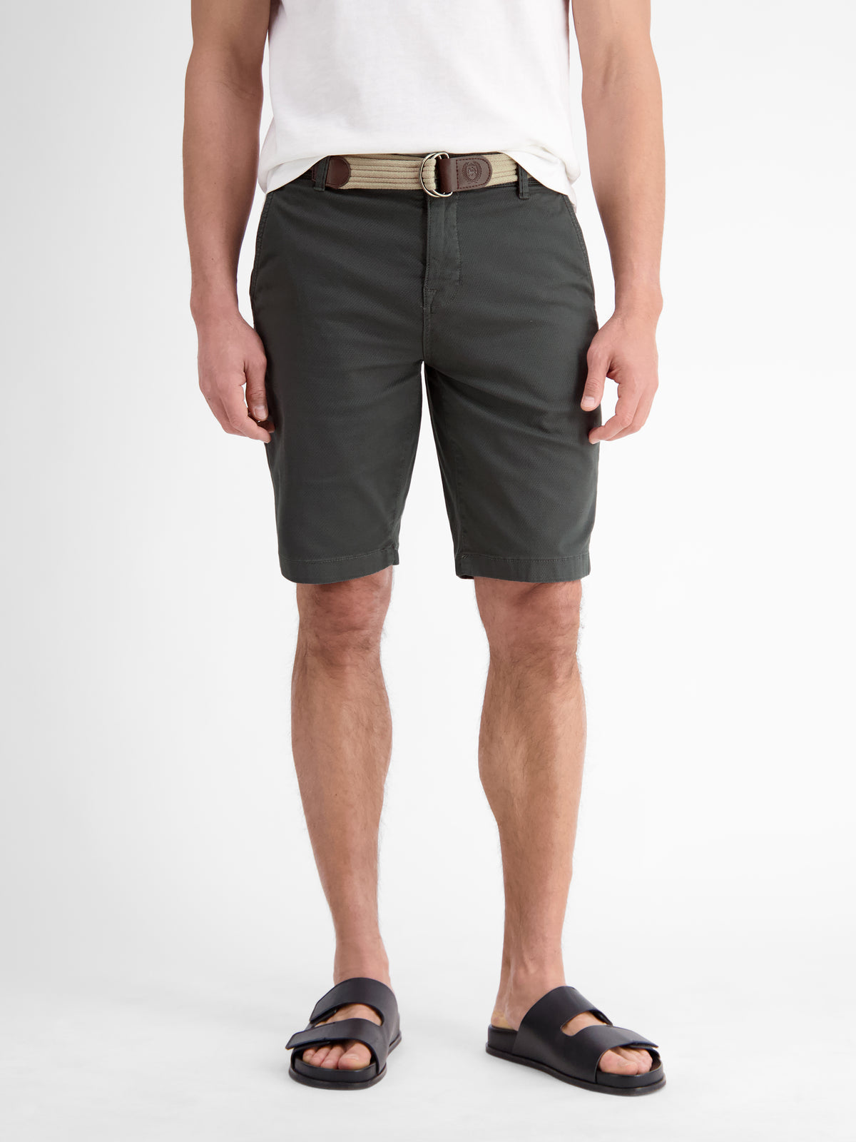 Bequeme Chino-Bermuda mit Gürtel und Minimalprint - Chino Shorts