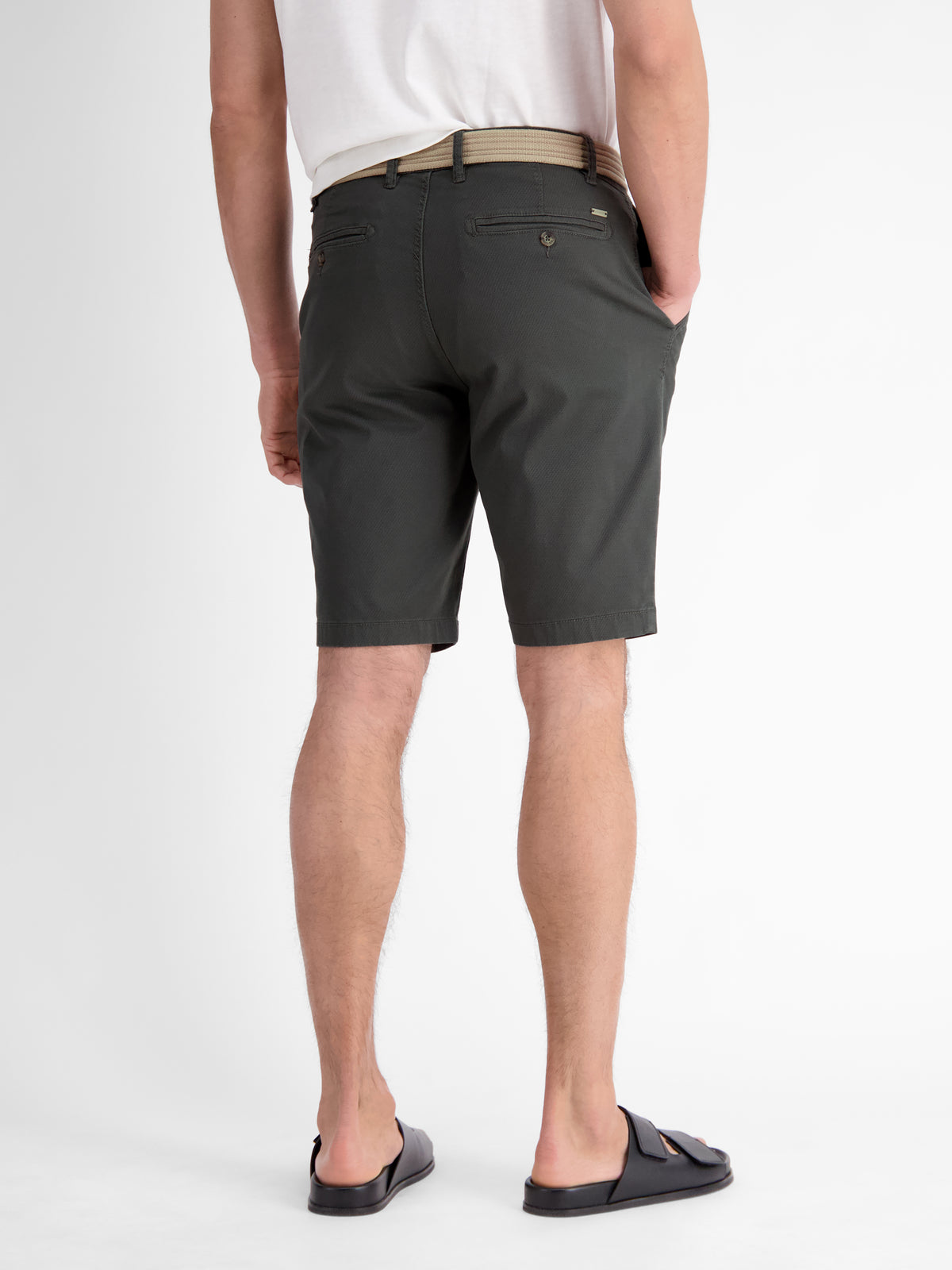 Bequeme Chino-Bermuda mit Gürtel und Minimalprint - Chino Shorts
