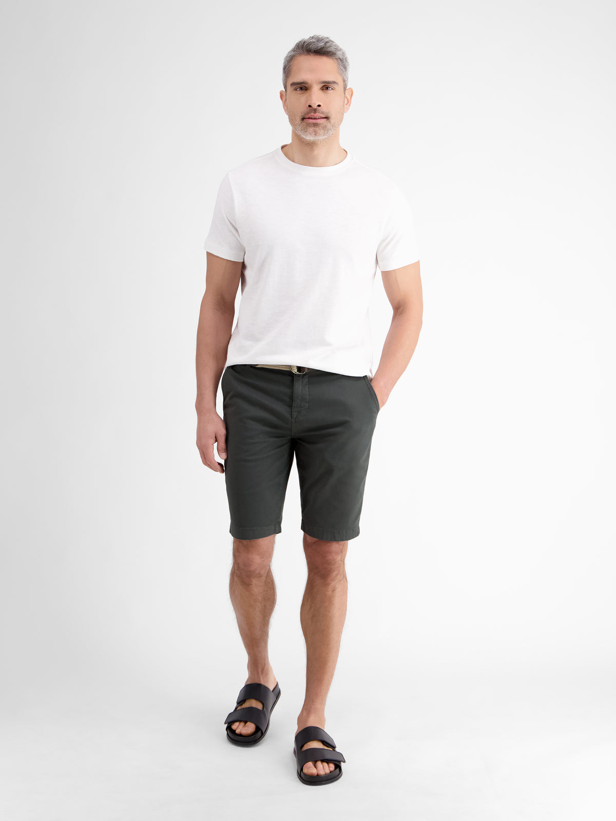 Bequeme Chino-Bermuda mit Gürtel und Minimalprint - Chino Shorts