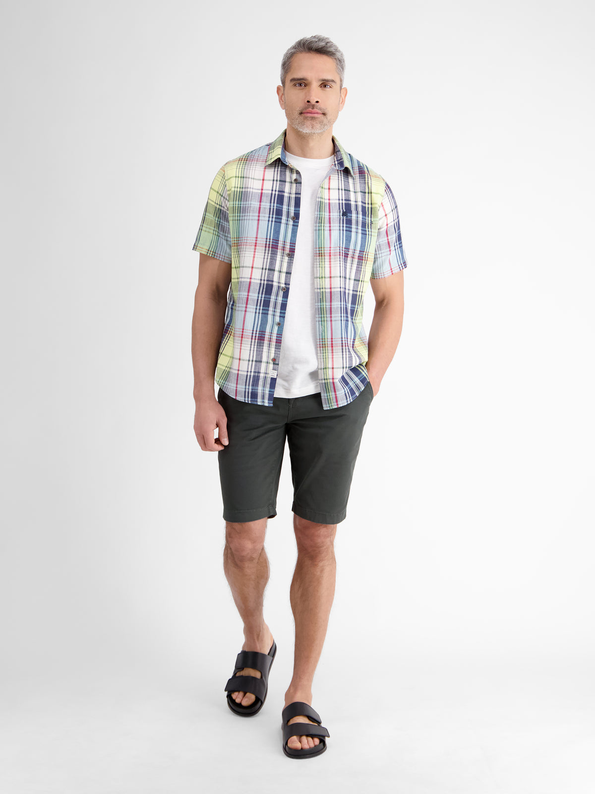 Bequeme Chino-Bermuda mit Gürtel und Minimalprint - Chino Shorts