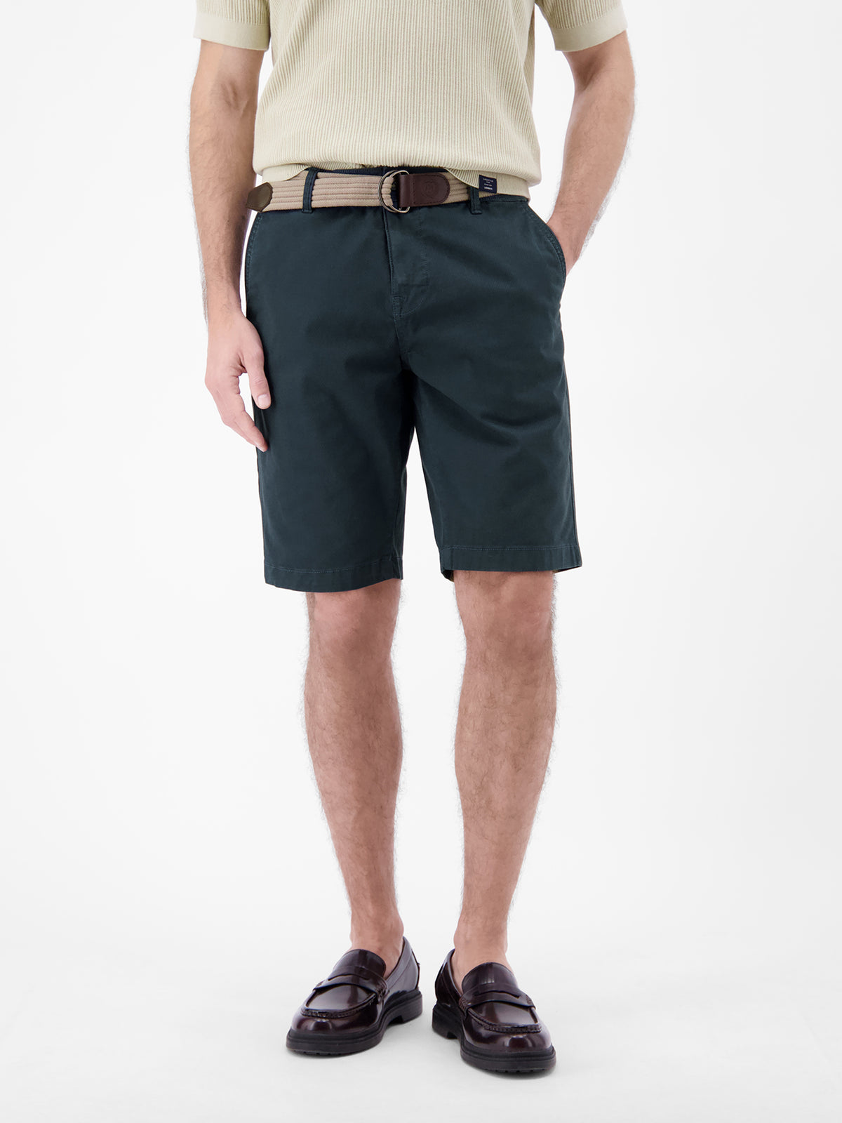 Bequeme Chino-Bermuda mit Gürtel und Minimalprint - Chino Shorts