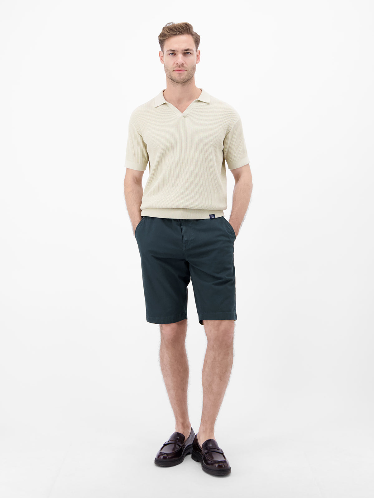 Bequeme Chino-Bermuda mit Gürtel und Minimalprint - Chino Shorts