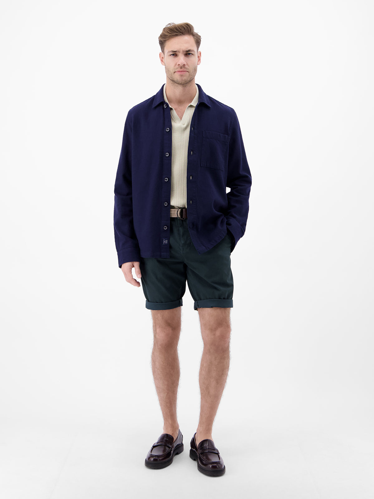 Bequeme Chino-Bermuda mit Gürtel und Minimalprint - Chino Shorts