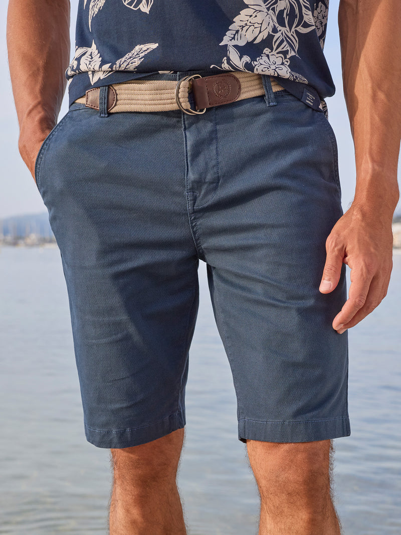 Bequeme Chino-Bermuda mit Gürtel und Minimalprint - Chino Shorts