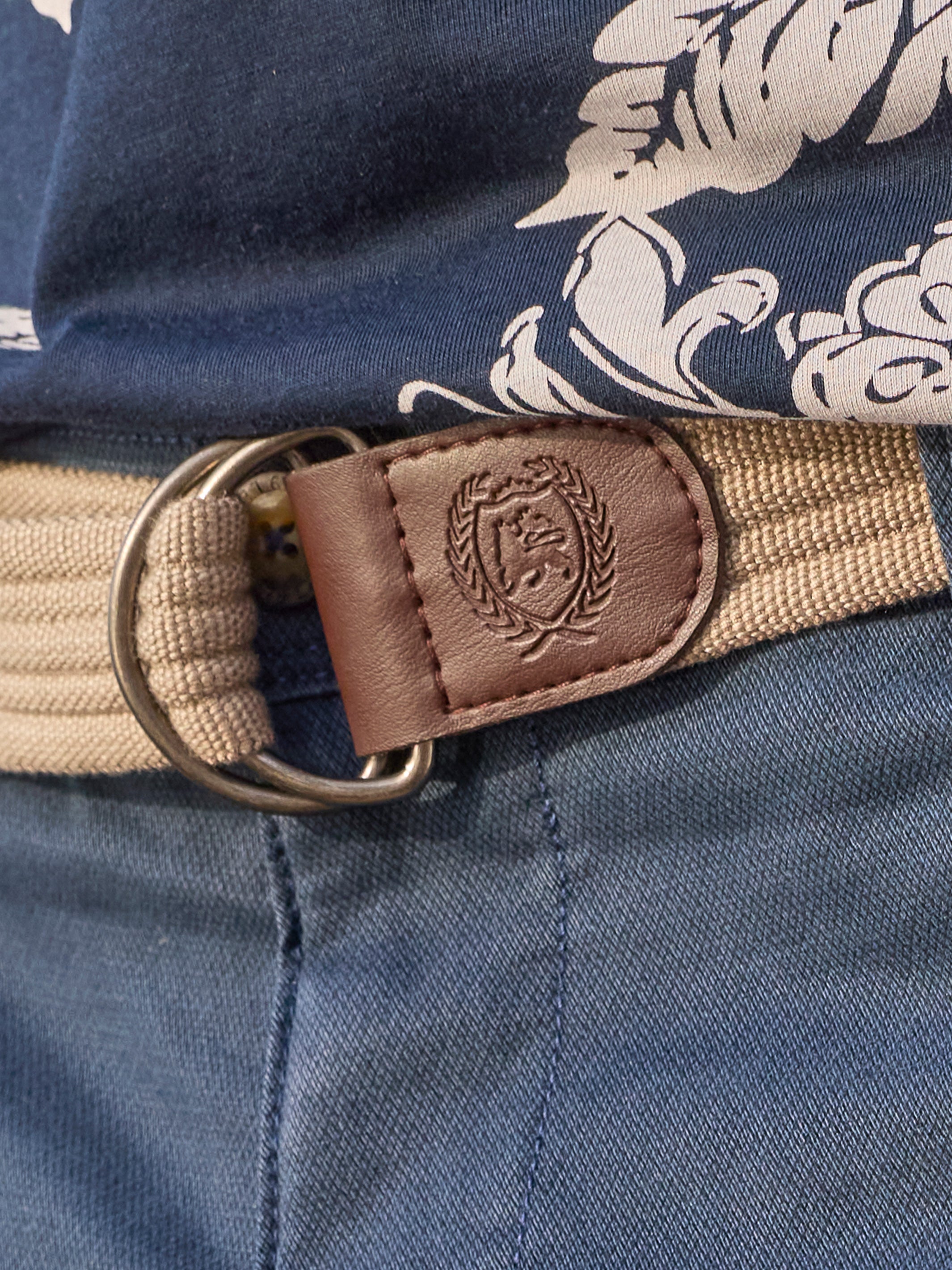 Bequeme Chino-Bermuda mit Gürtel und Minimalprint - Chino Shorts