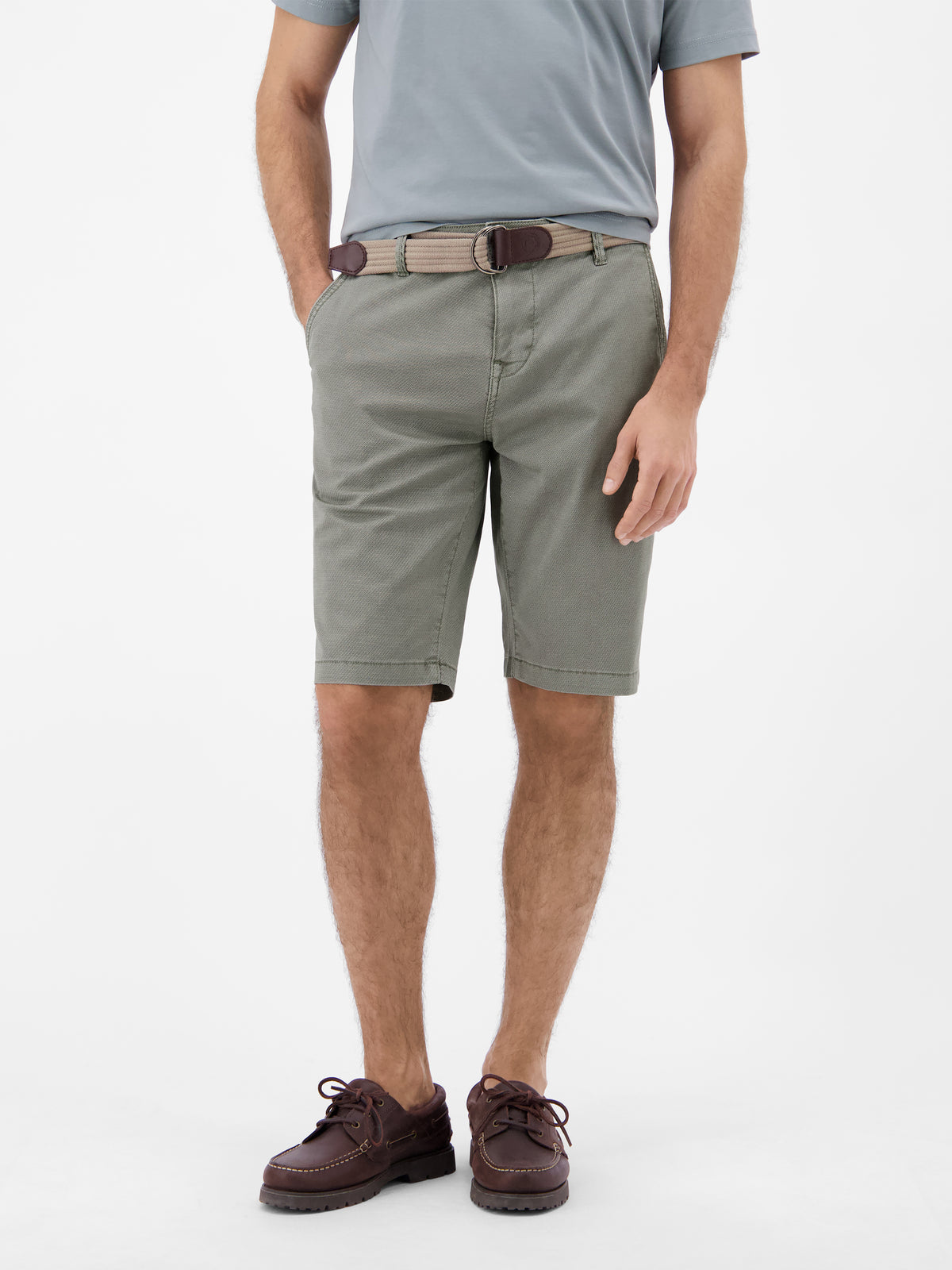 Bequeme Chino-Bermuda mit Gürtel und Minimalprint - Chino Shorts