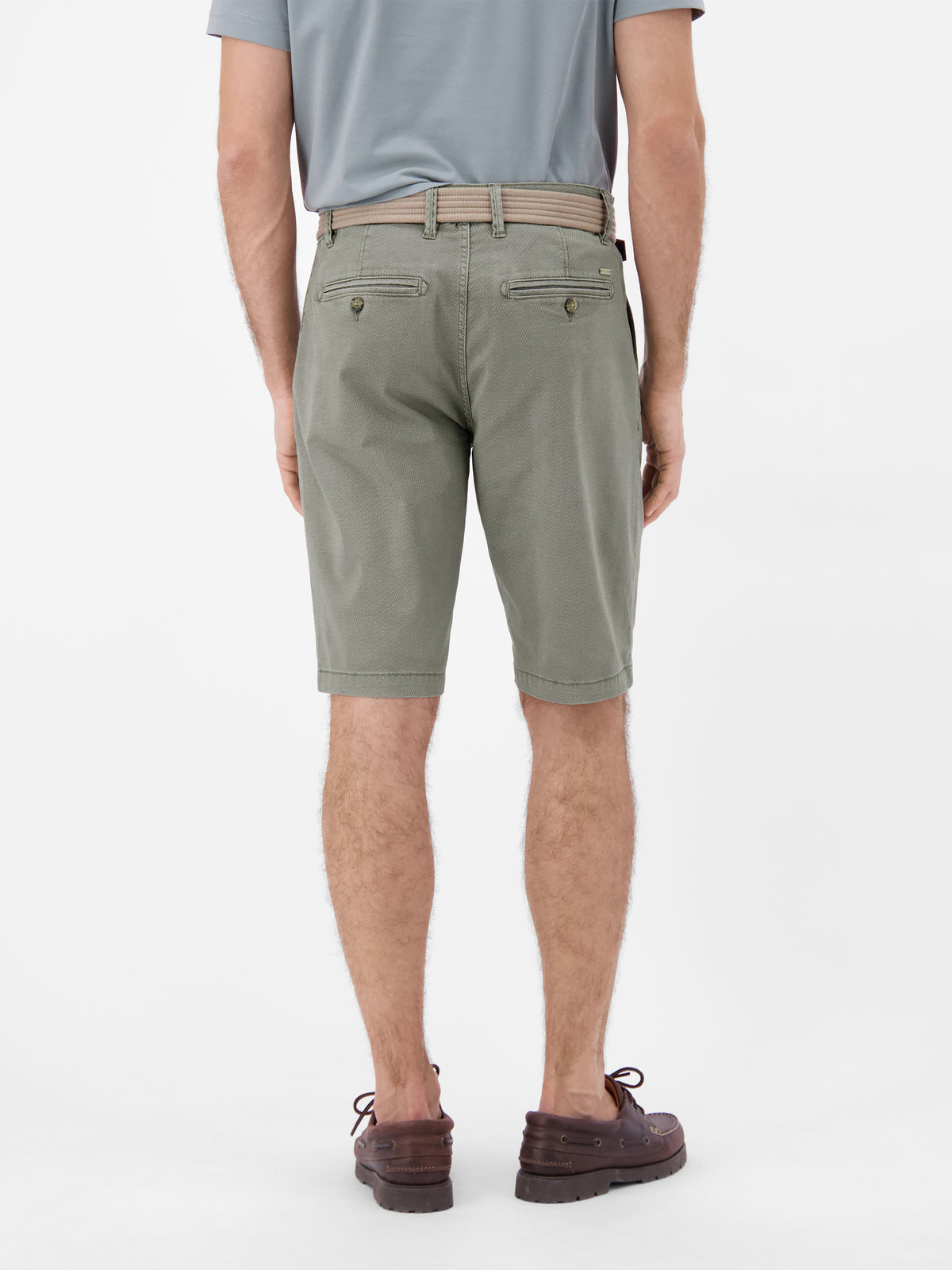 Bequeme Chino-Bermuda mit Gürtel und Minimalprint - Chino Shorts