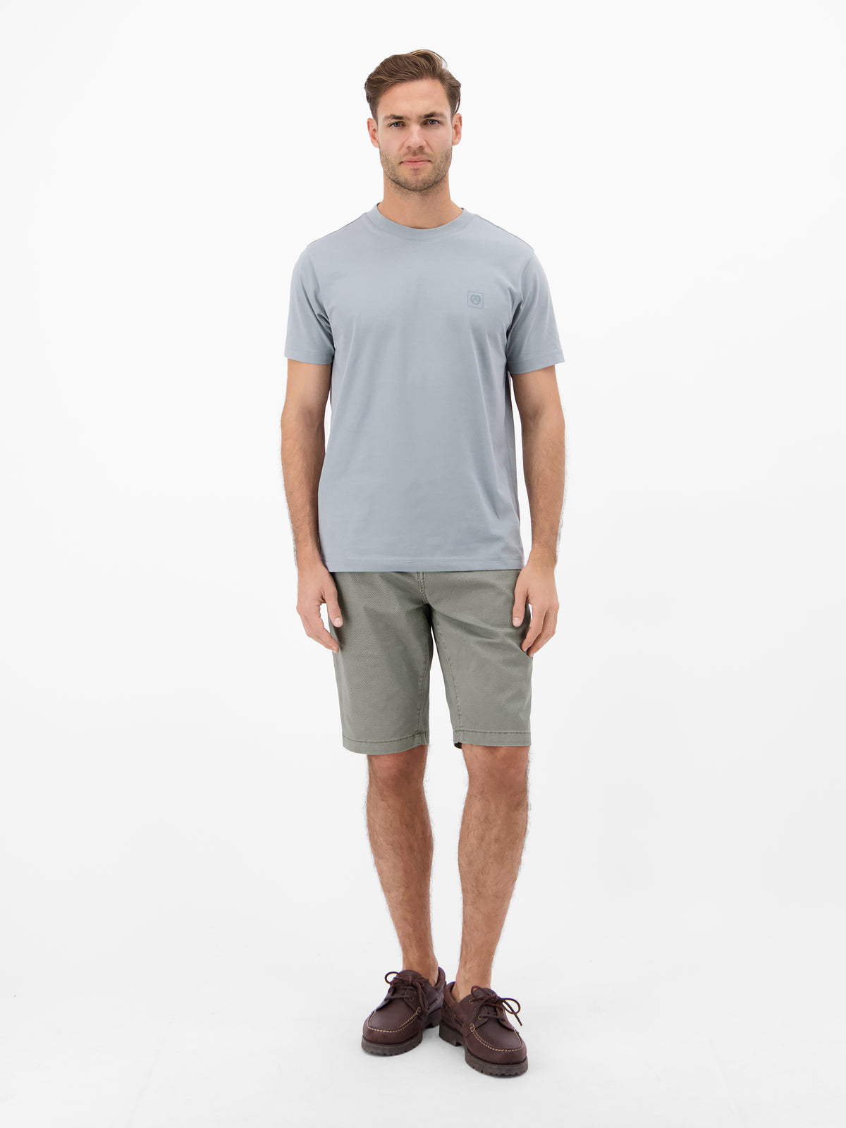 Bequeme Chino-Bermuda mit Gürtel und Minimalprint - Chino Shorts