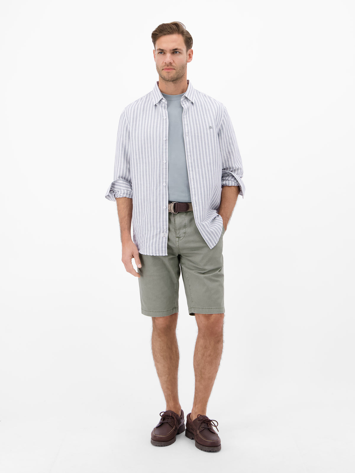 Bequeme Chino-Bermuda mit Gürtel und Minimalprint - Chino Shorts