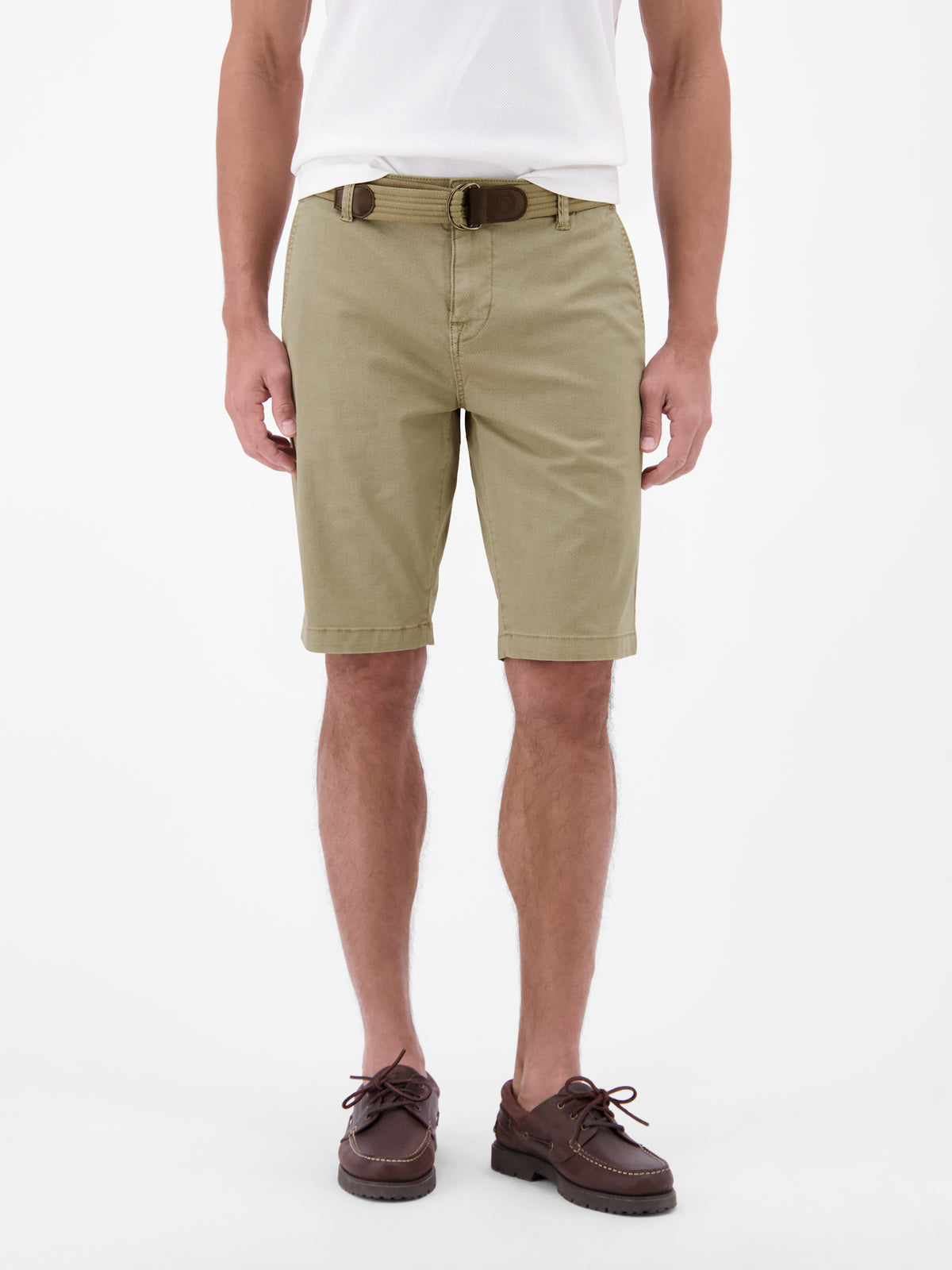 Bequeme Chino-Bermuda mit Gürtel und Minimalprint - Chino Shorts