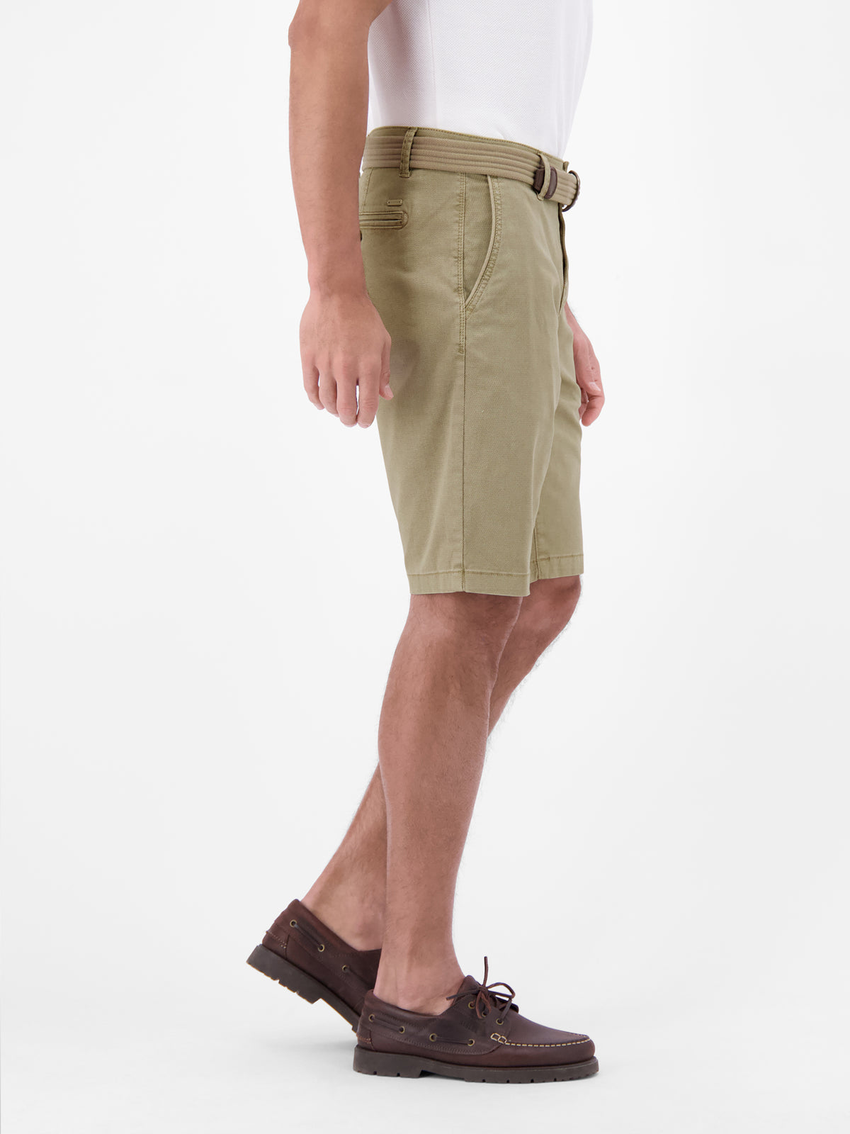 Bequeme Chino-Bermuda mit Gürtel und Minimalprint - Chino Shorts
