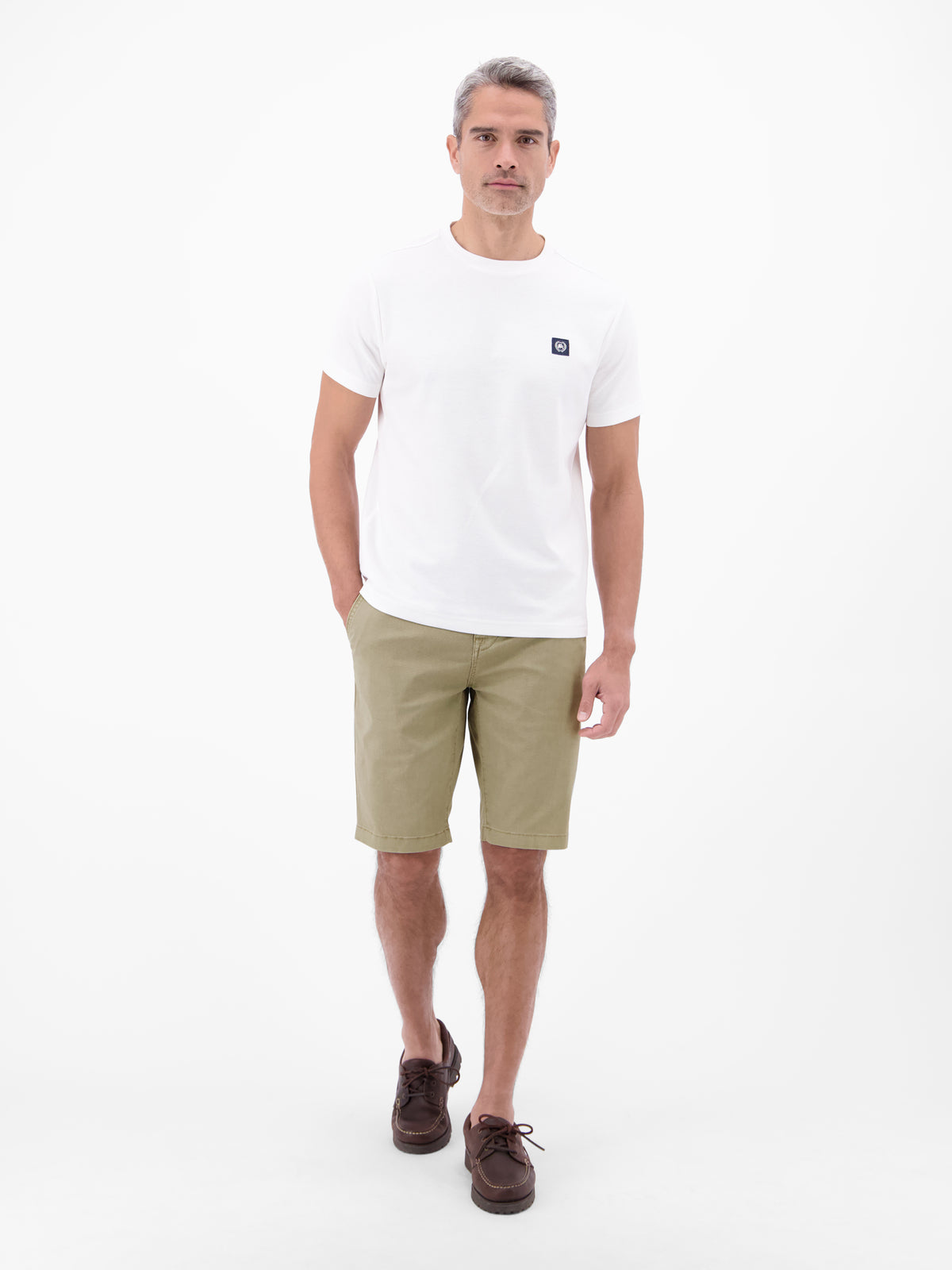 Bequeme Chino-Bermuda mit Gürtel und Minimalprint - Chino Shorts