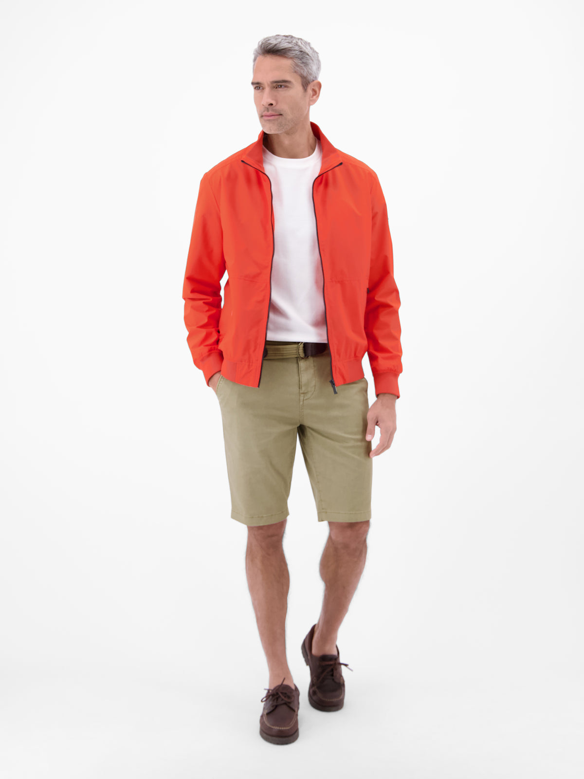 Bequeme Chino-Bermuda mit Gürtel und Minimalprint - Chino Shorts