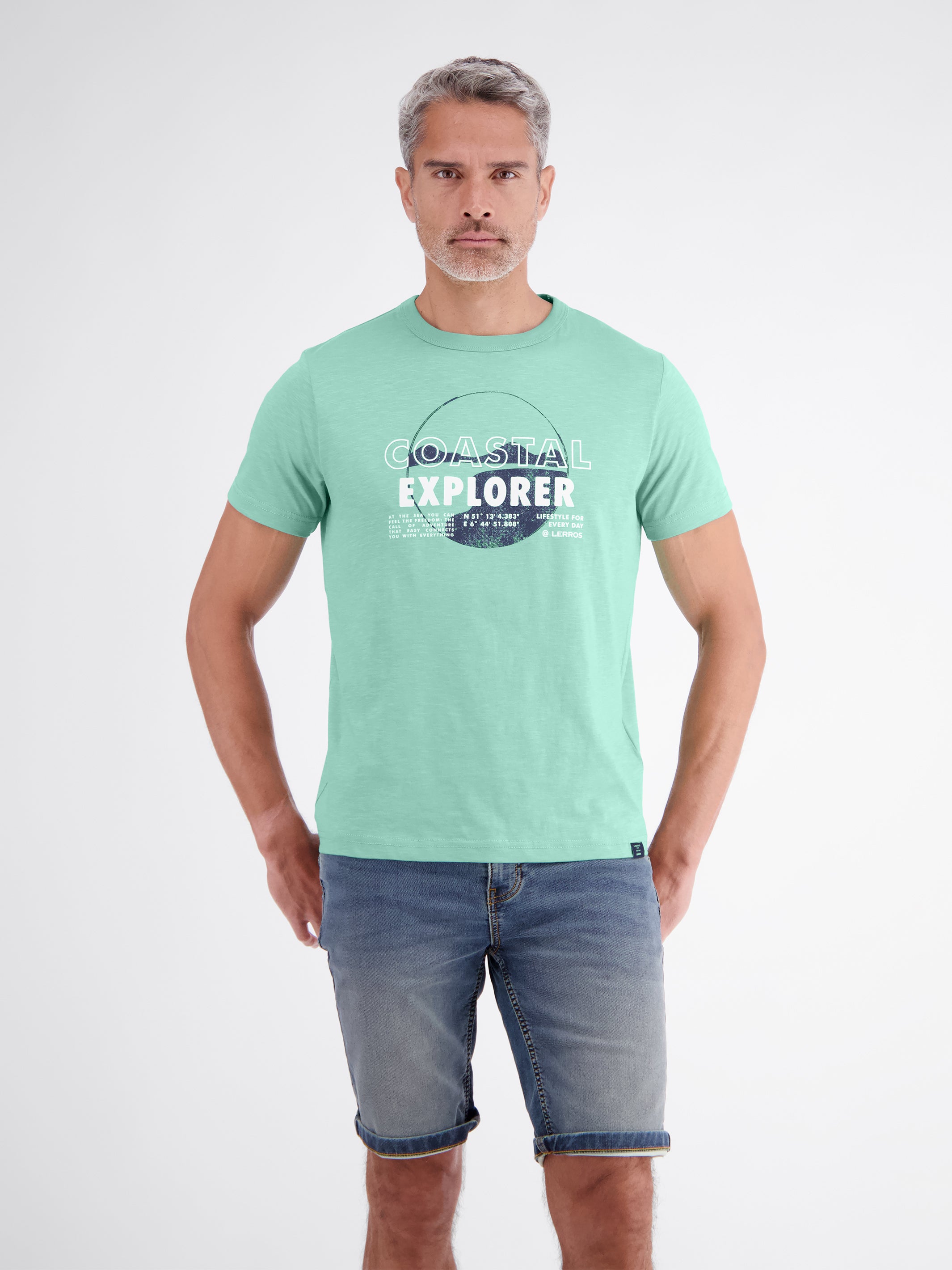 T-shirt met print op de borst en ronde hals.