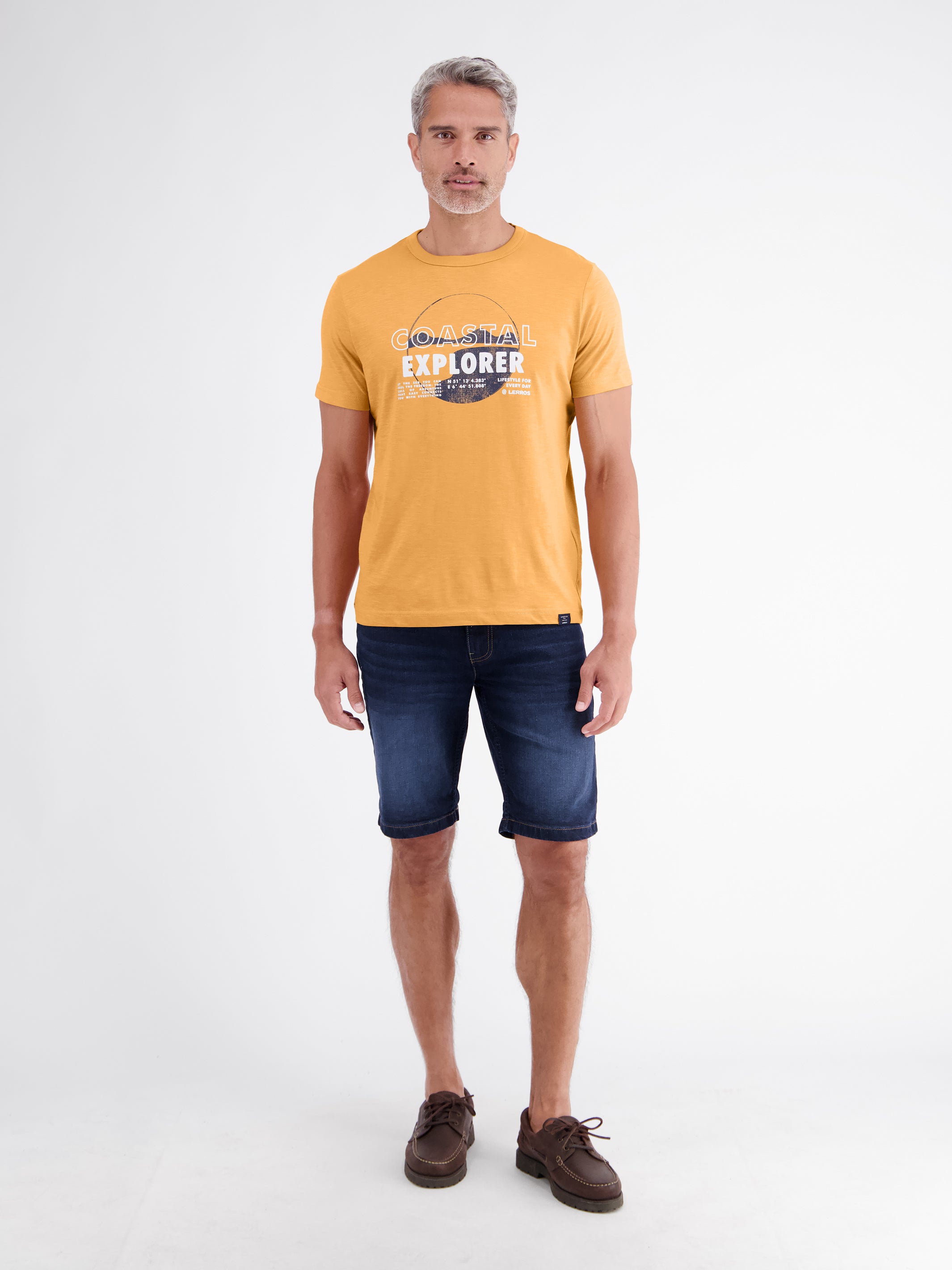 T-shirt met print op de borst en ronde hals.