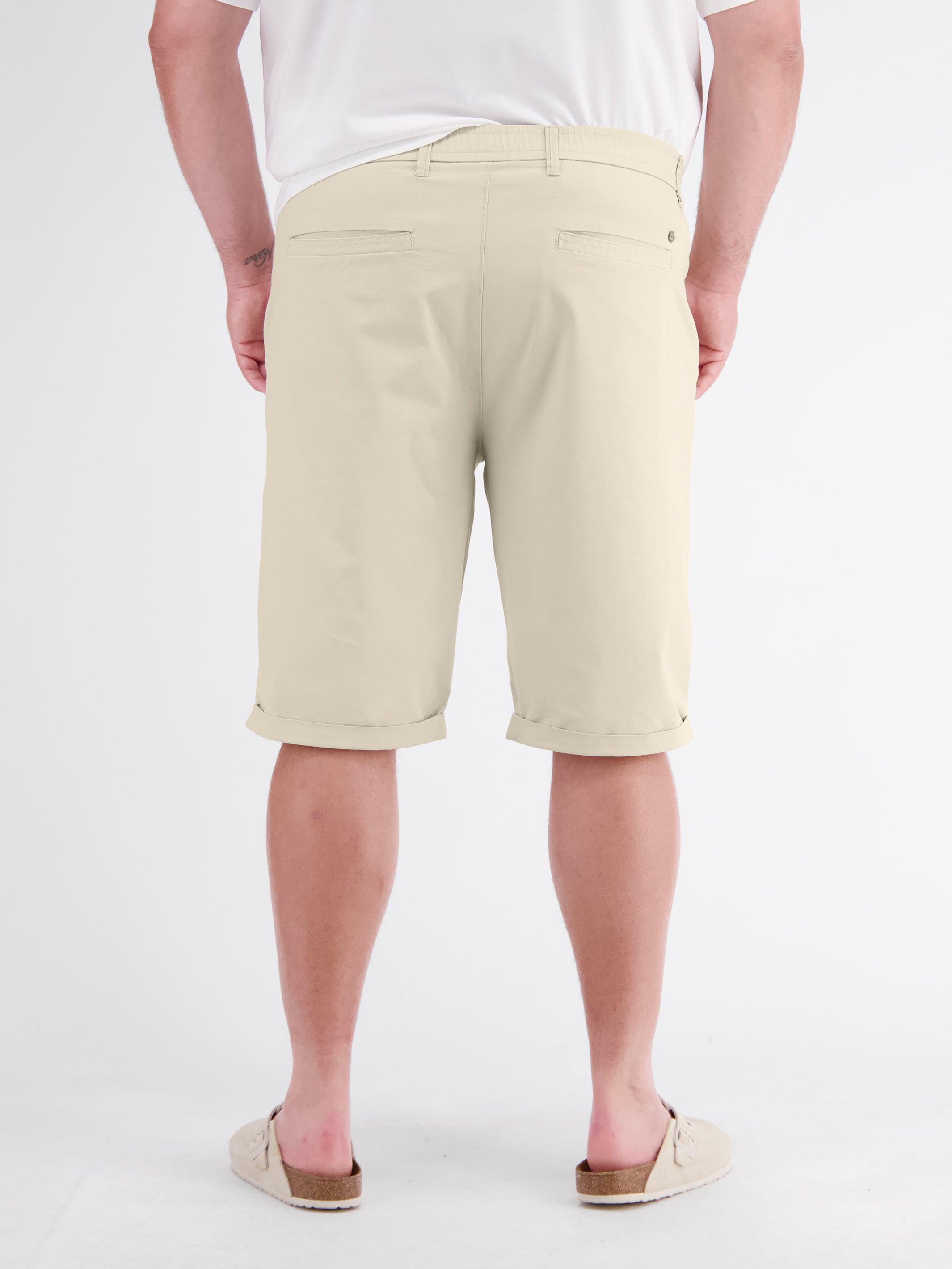 Short chinos in a cotton blend, available in plus sizes