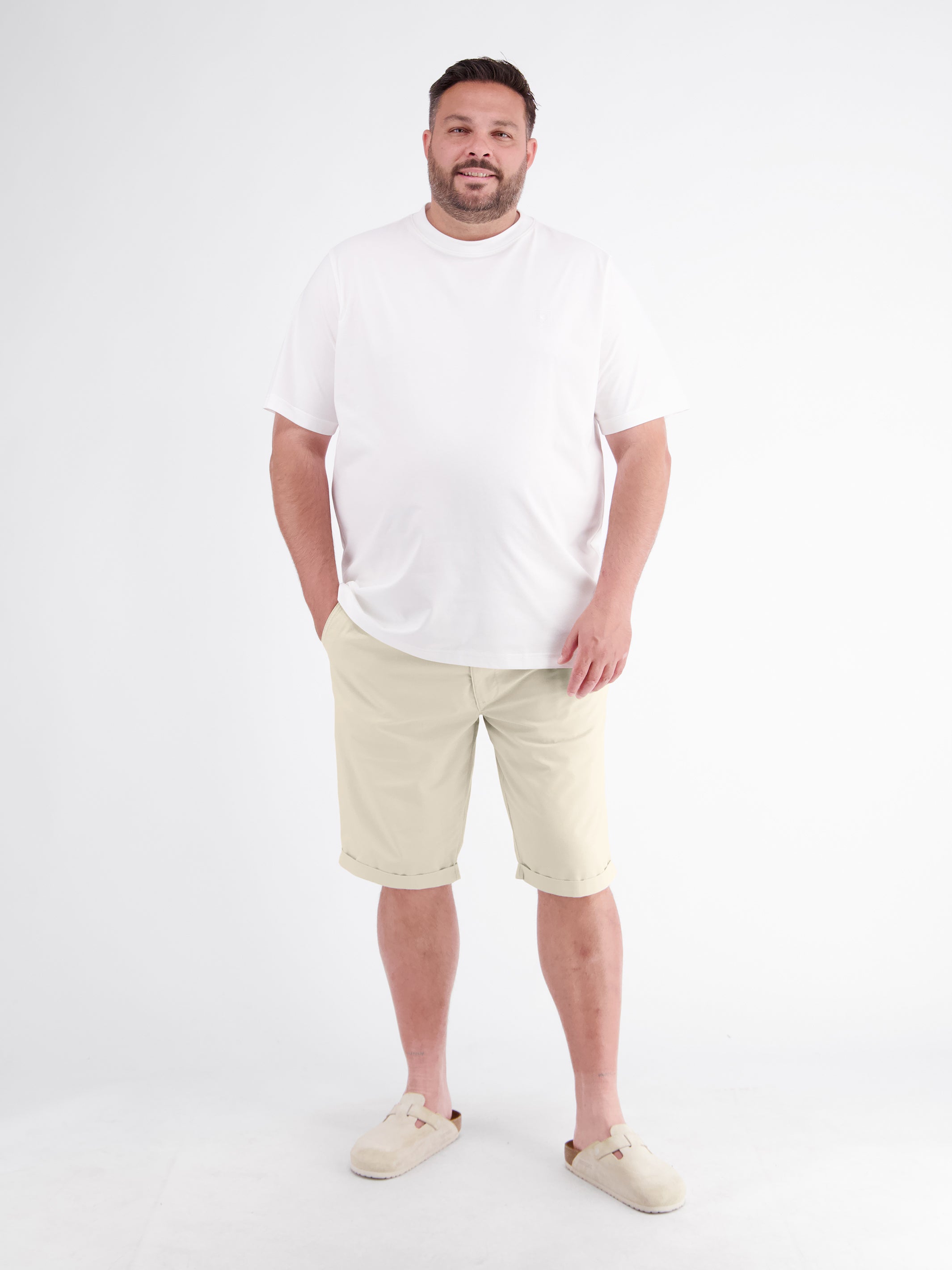 Short chinos in a cotton blend, available in plus sizes