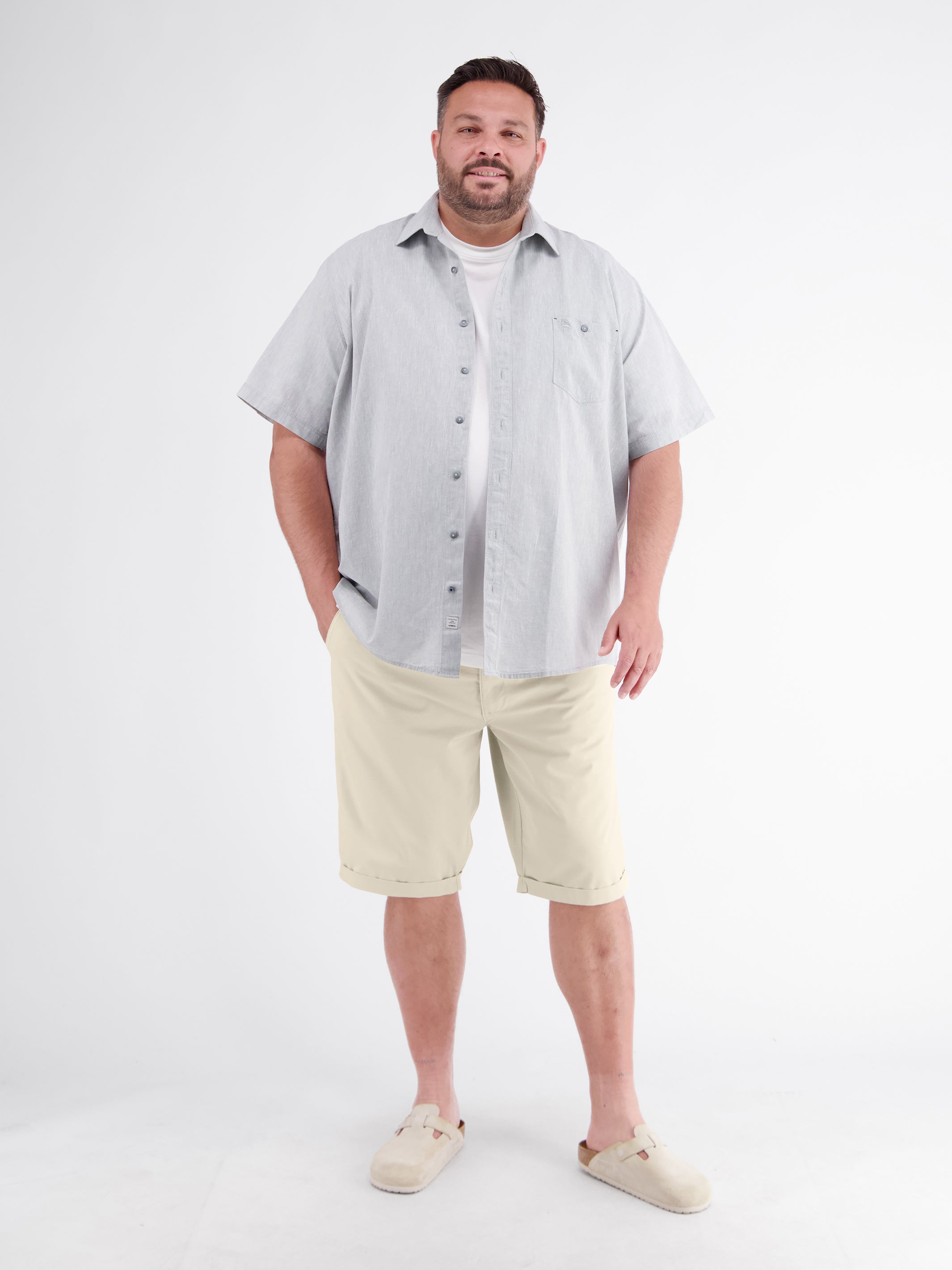 Short chinos in a cotton blend, available in plus sizes