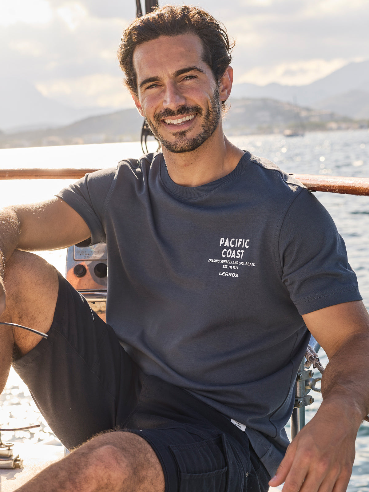 Sportliches T-Shirt aus Baumwolle mit Brust- und Rückenprint - T-Shirt Rundhals