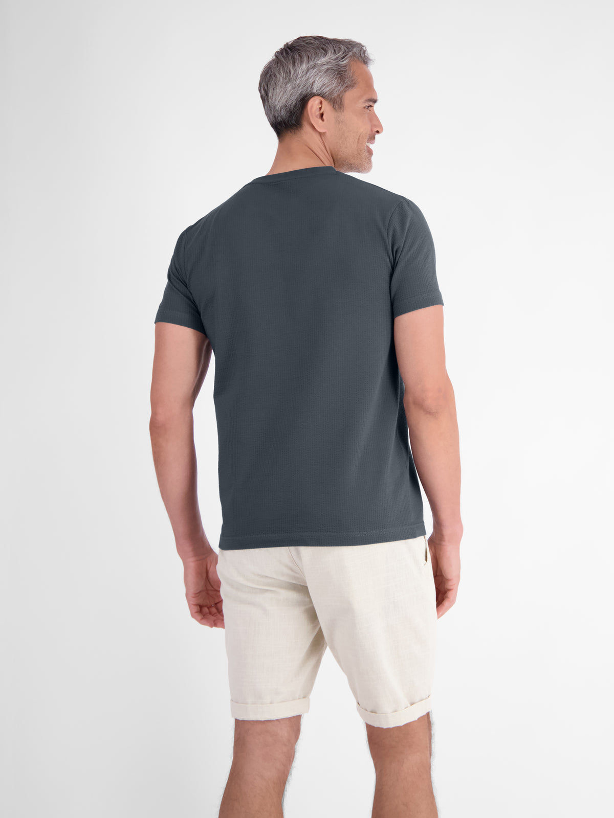 T-Shirt in softer Seersucker-Qualität mit bequemem O-Neck - T-Shirt Rundhals