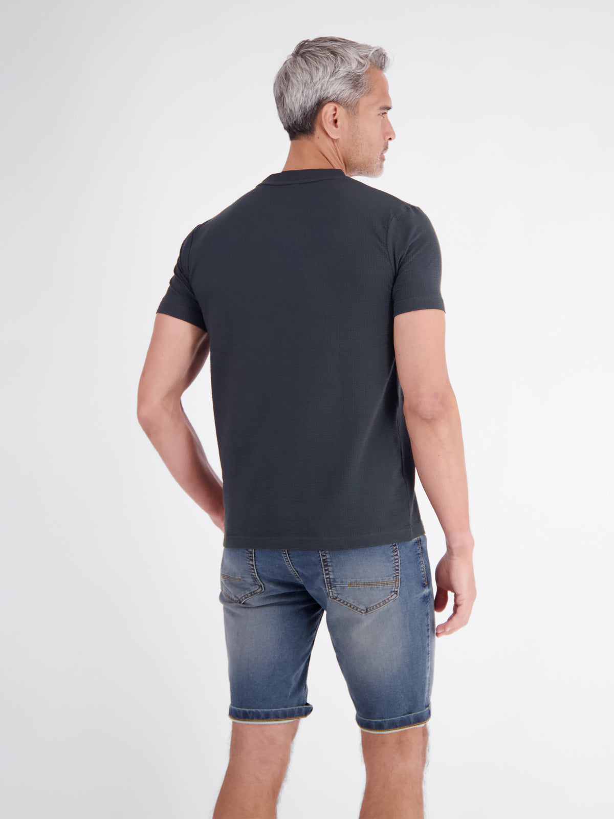 T-shirt in soft seersucker quality with comfortable O-neck