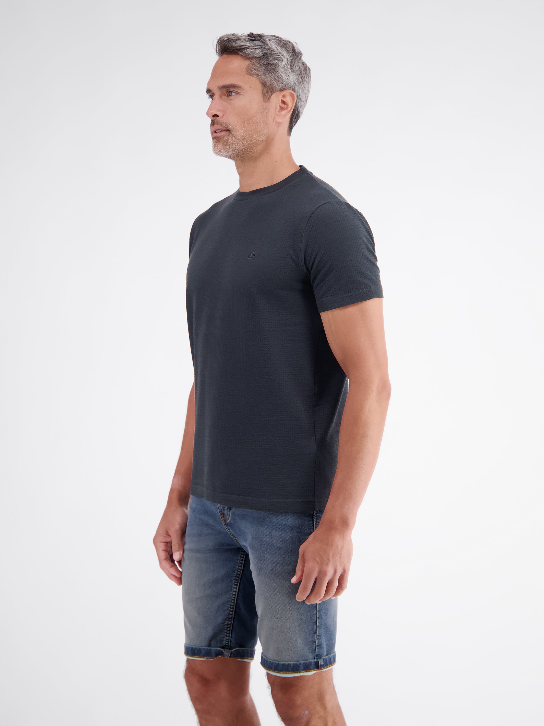 T-shirt in soft seersucker quality with comfortable O-neck