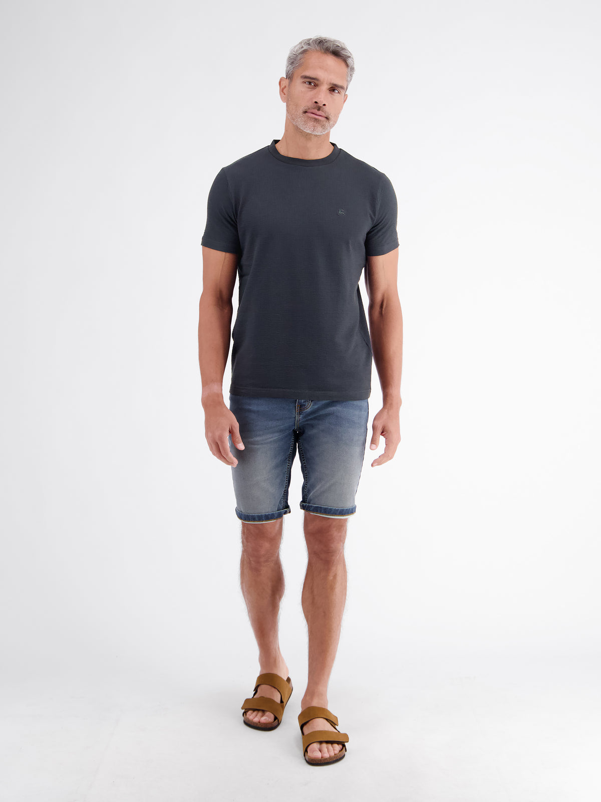 T-shirt in soft seersucker quality with comfortable O-neck