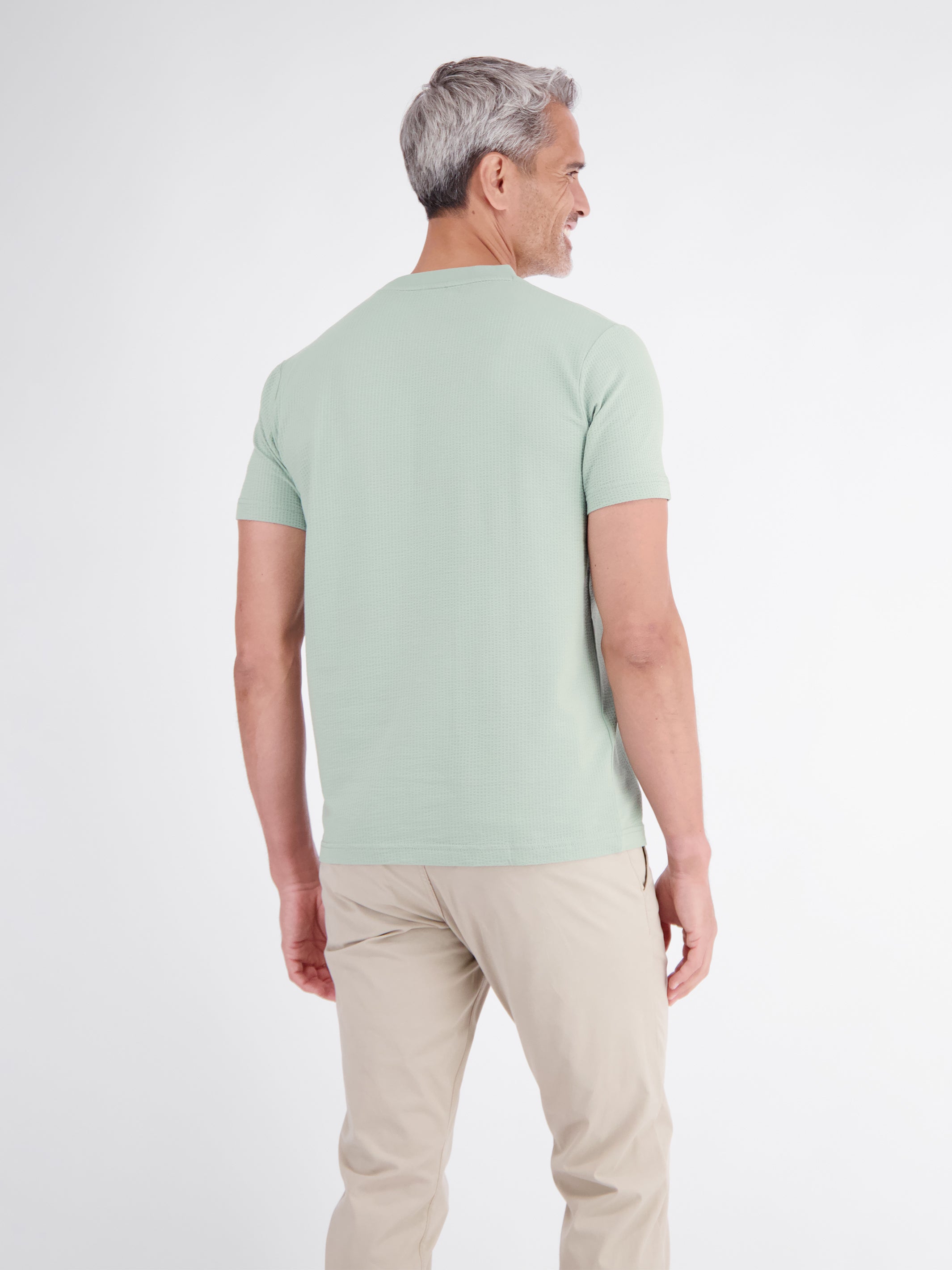 T-shirt in soft seersucker quality with comfortable O-neck