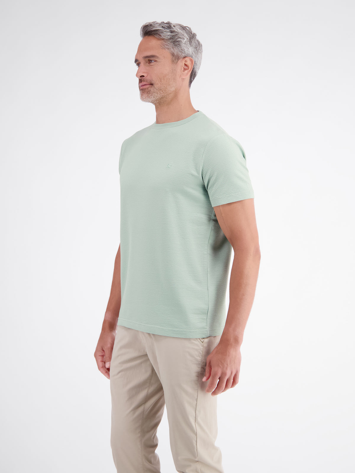 T-shirt in soft seersucker quality with comfortable O-neck