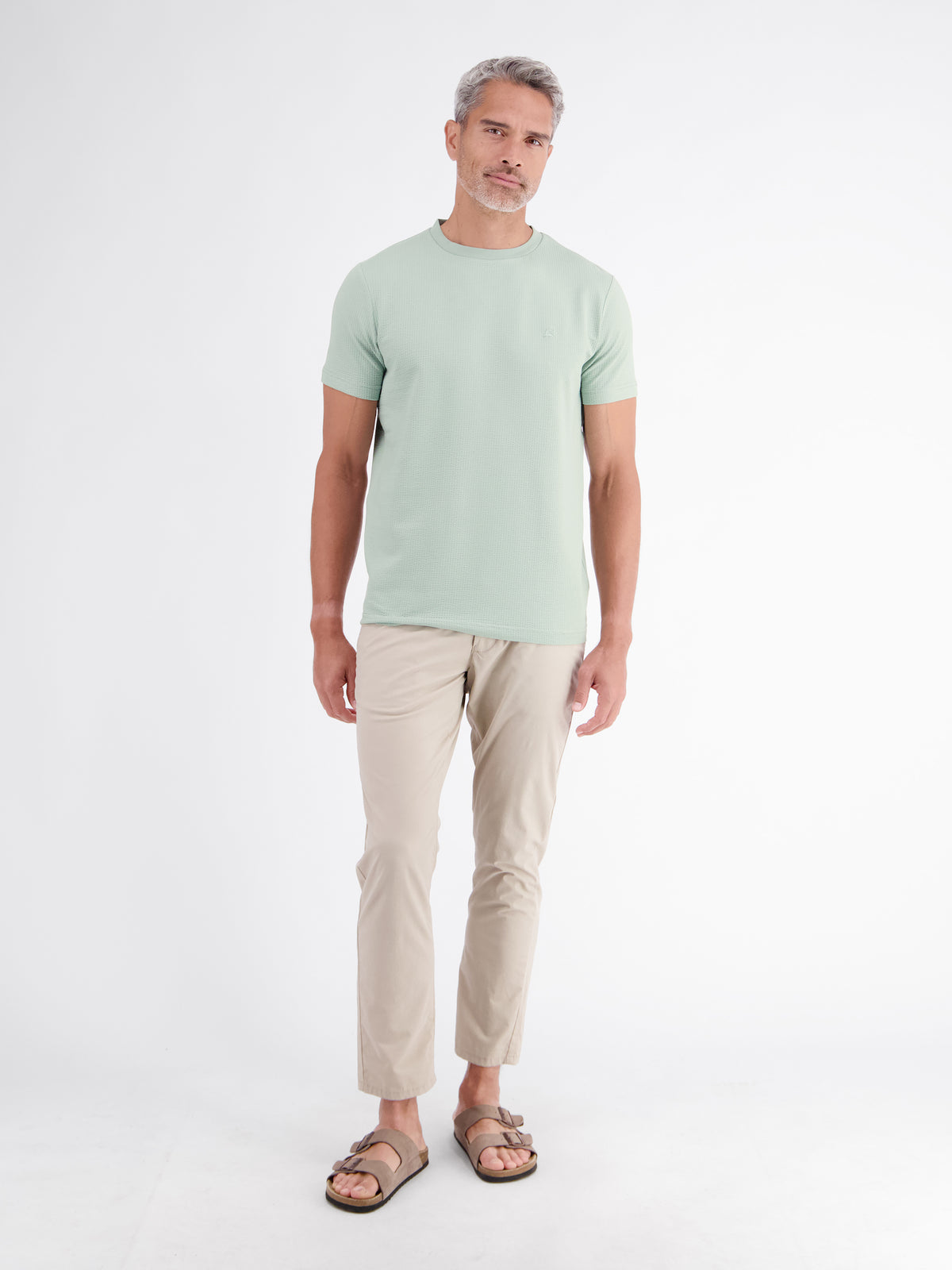 T-shirt in soft seersucker quality with comfortable O-neck