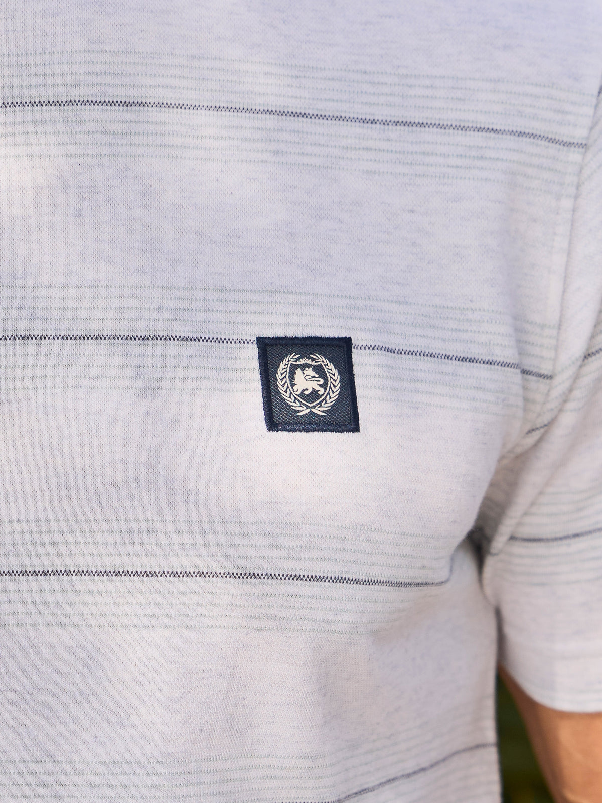 T-Shirt in Piquéqualität mit dezenten Querstreifen - T-Shirt Rundhals