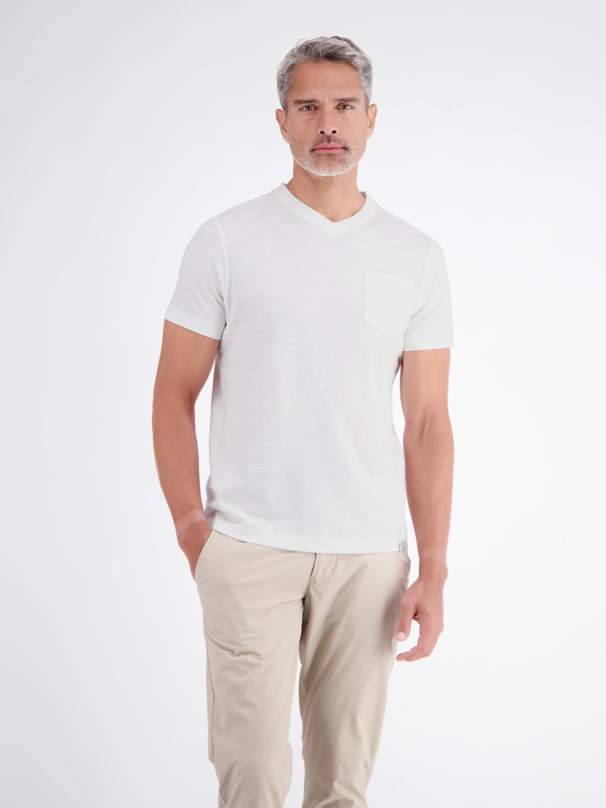 T-Shirt mit sportlichem V-Ausschnitt aus reiner Baumwolle