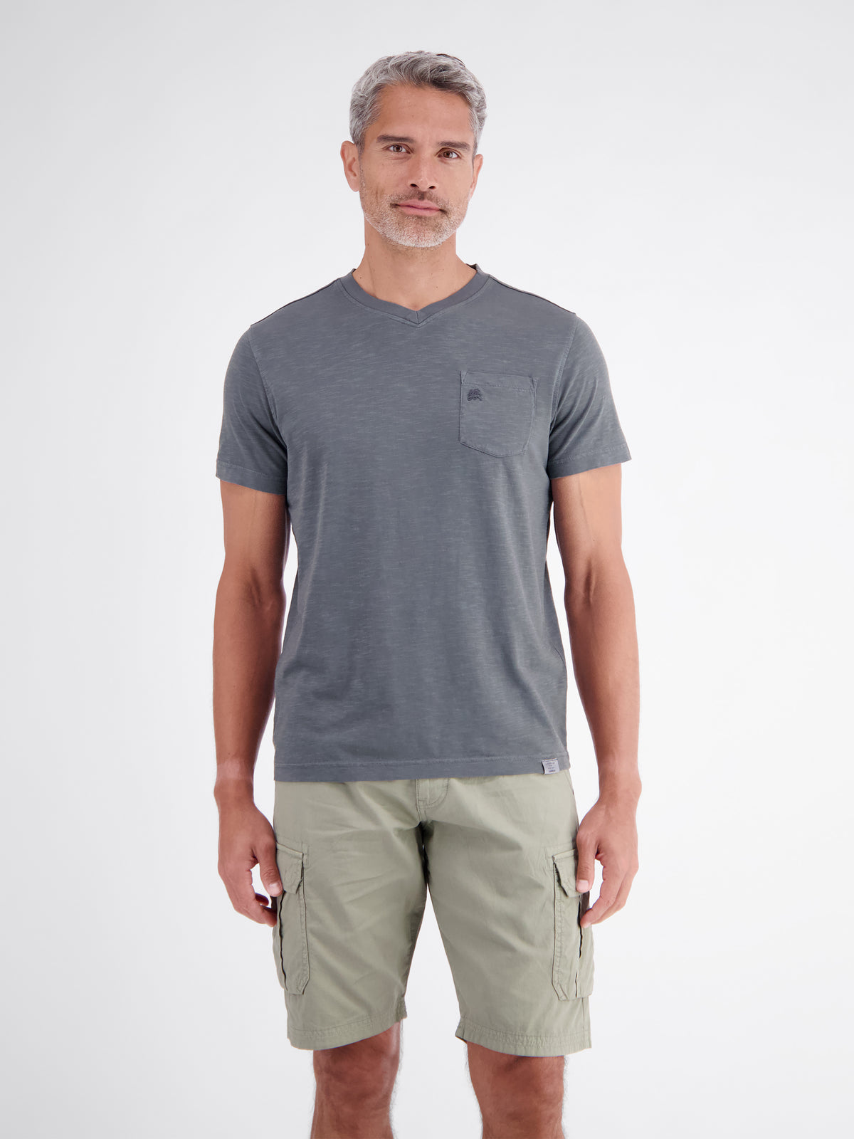 T-Shirt mit sportlichem V-Ausschnitt aus reiner Baumwolle