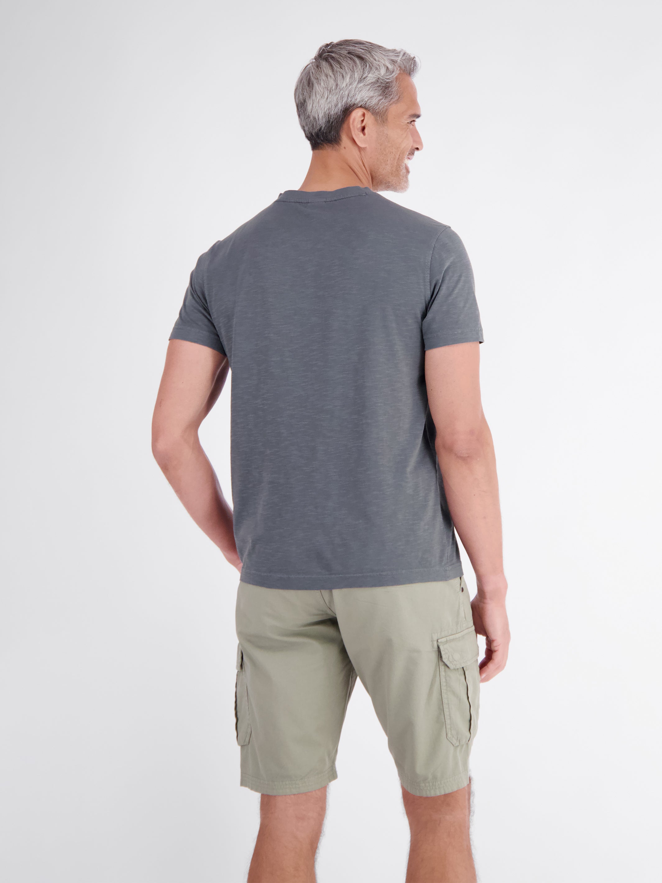 T-Shirt mit sportlichem V-Ausschnitt aus reiner Baumwolle