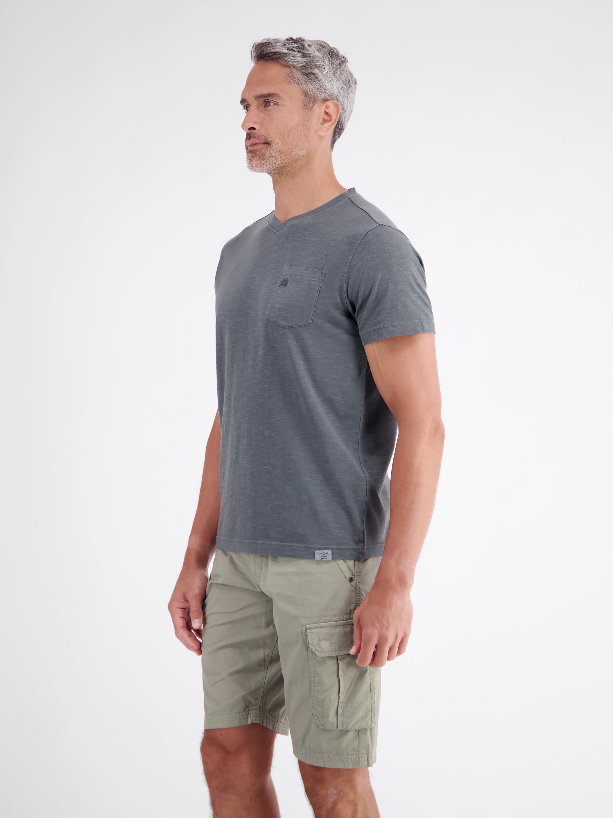 T-Shirt mit sportlichem V-Ausschnitt aus reiner Baumwolle