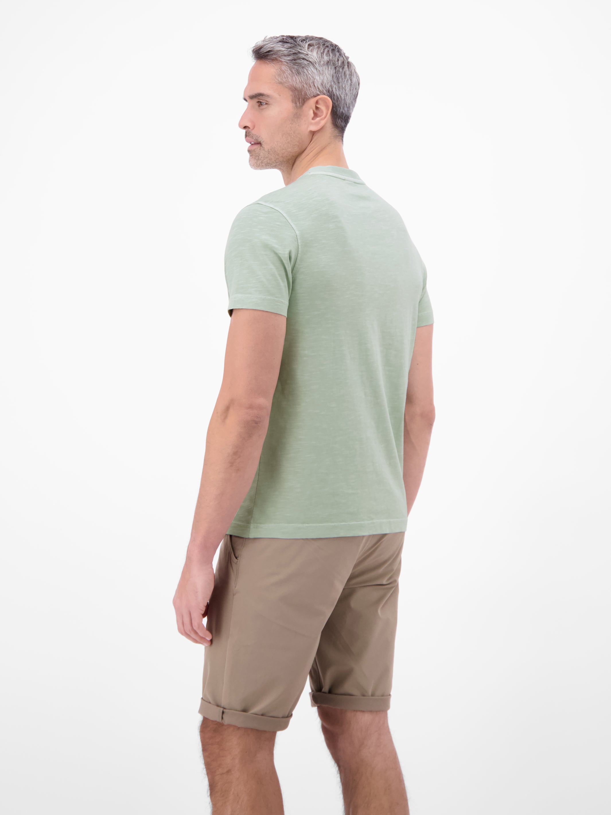 T-Shirt mit sportlichem V-Ausschnitt aus reiner Baumwolle - T-Shirt Rundhals