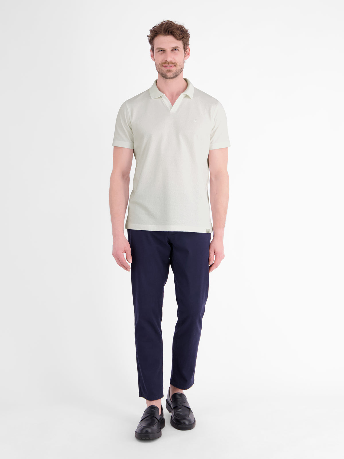 Modernes Poloshirt mit Jaquard-Muster und knopflosem Kragen - Polo Shirt Kurzarm