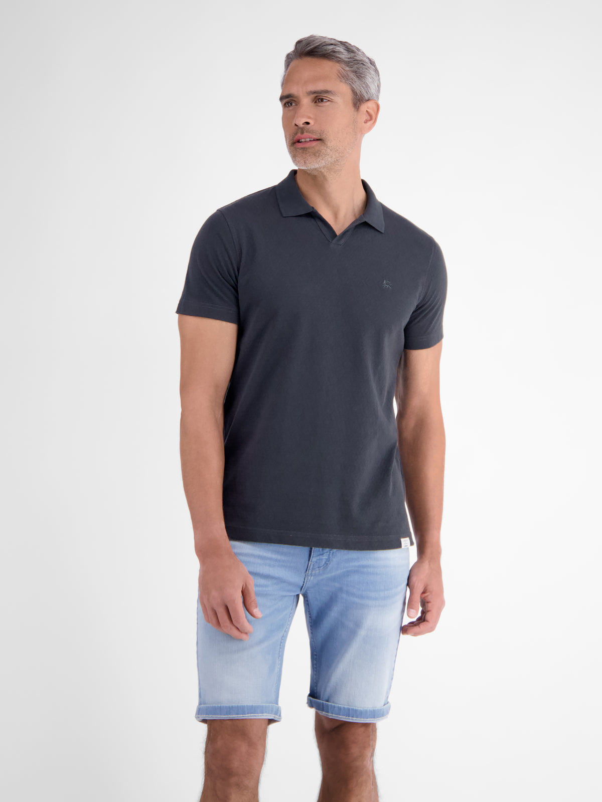 Modernes Poloshirt mit Jaquard-Muster und knopflosem Kragen - Polo Shirt Kurzarm
