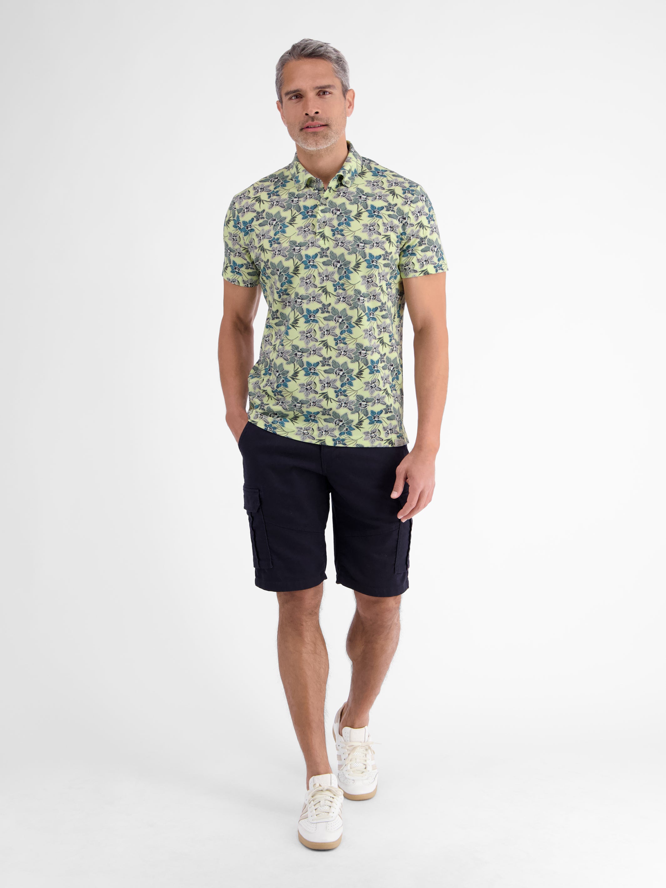 Sommerliches Poloshirt mit angesagtem, floralem Printmuster - Polo Shirt Kurzarm