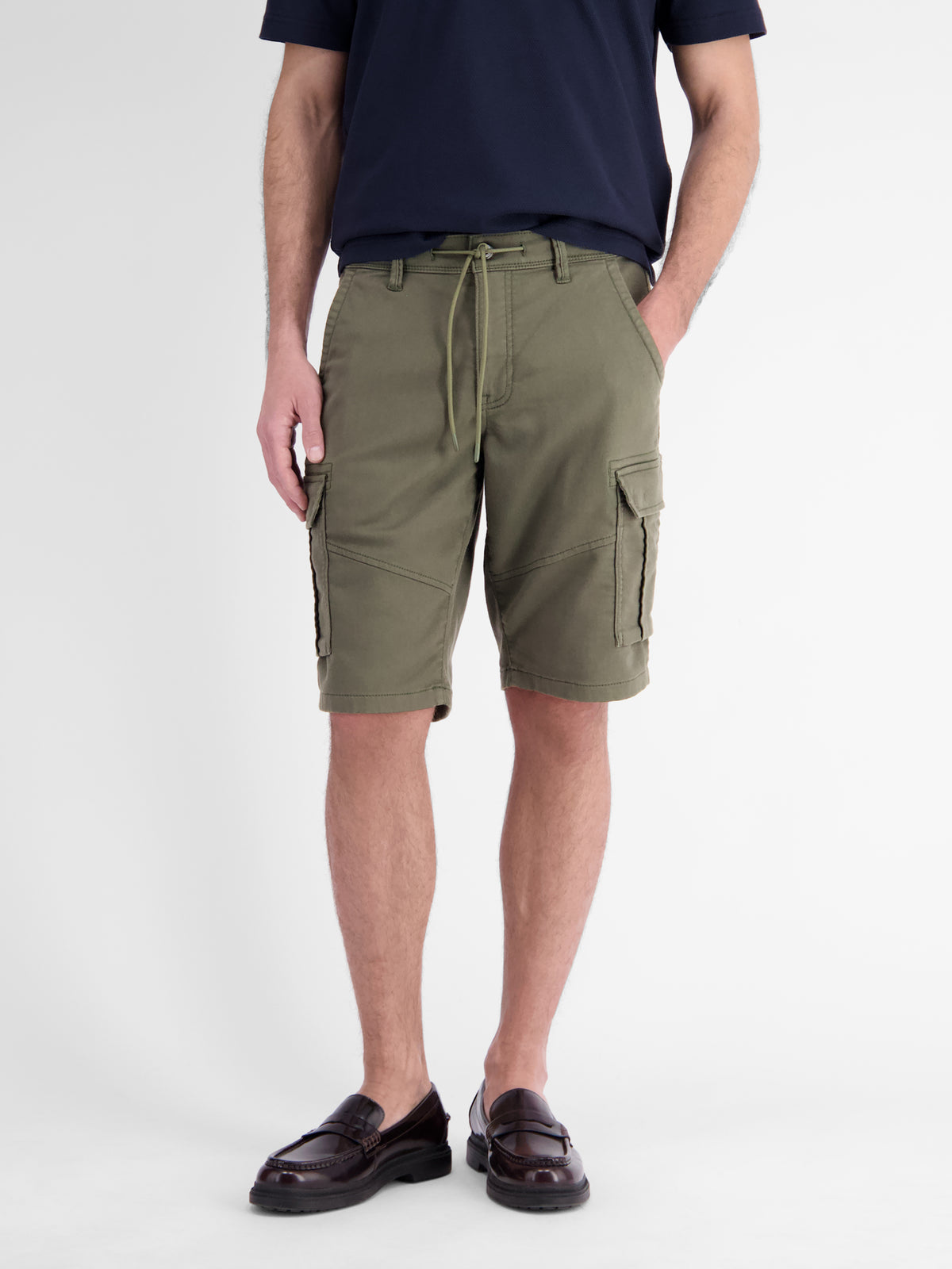 Maskuline Cargo-Bermuda mit Tunnelzug und Gürtelschlaufen - Cargo Shorts